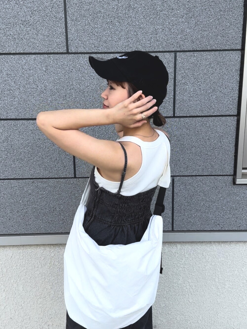 ブラック系のワンピース/ドレス、ホワイト系のタンクトップ、ホワイト系のショルダーバッグを着用したレディースの夏コーディネートの2枚目の写真