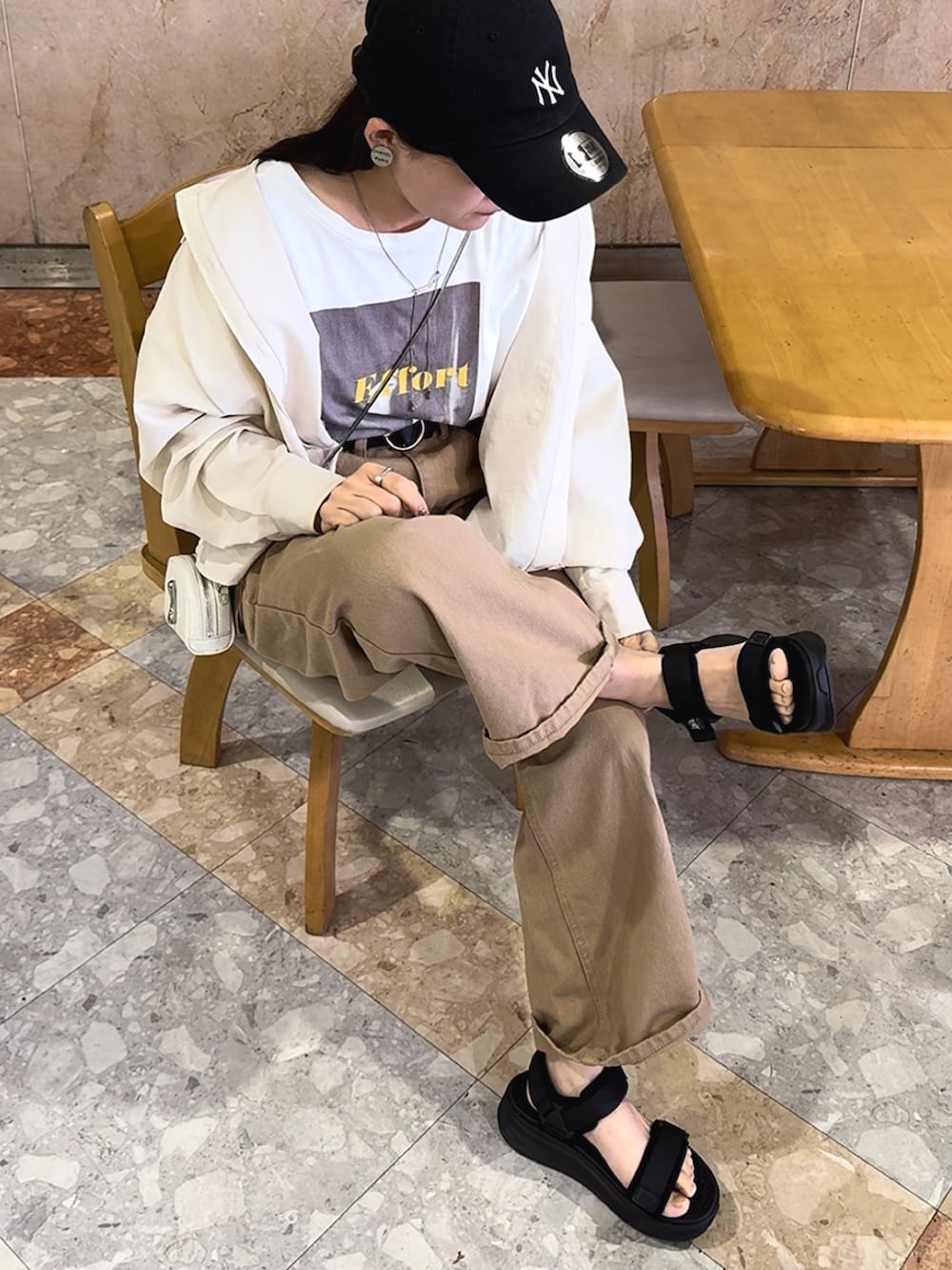 ホワイト系のシャツ/ブラウス、ホワイト系のTシャツ/カットソー、ベージュ系のその他パンツを着用したレディースの春コーディネートの3枚目の写真