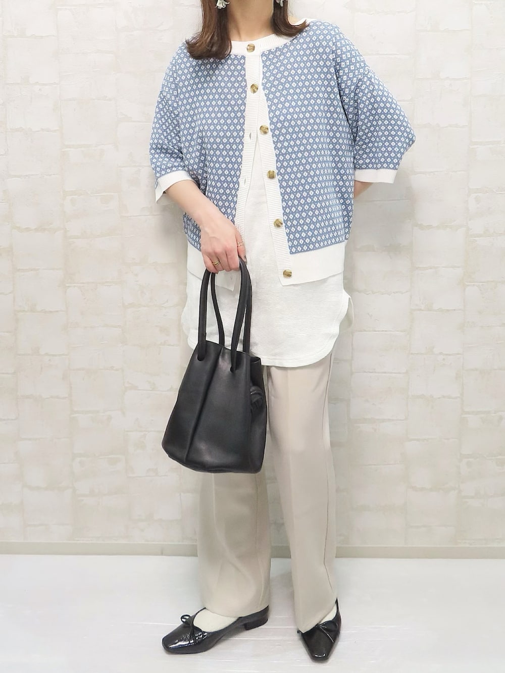 ブルー系のカーディガン/ボレロ、ブラック系のデニムパンツ、ホワイト系のスニーカーを着用したレディースの春コーディネートの3枚目の写真