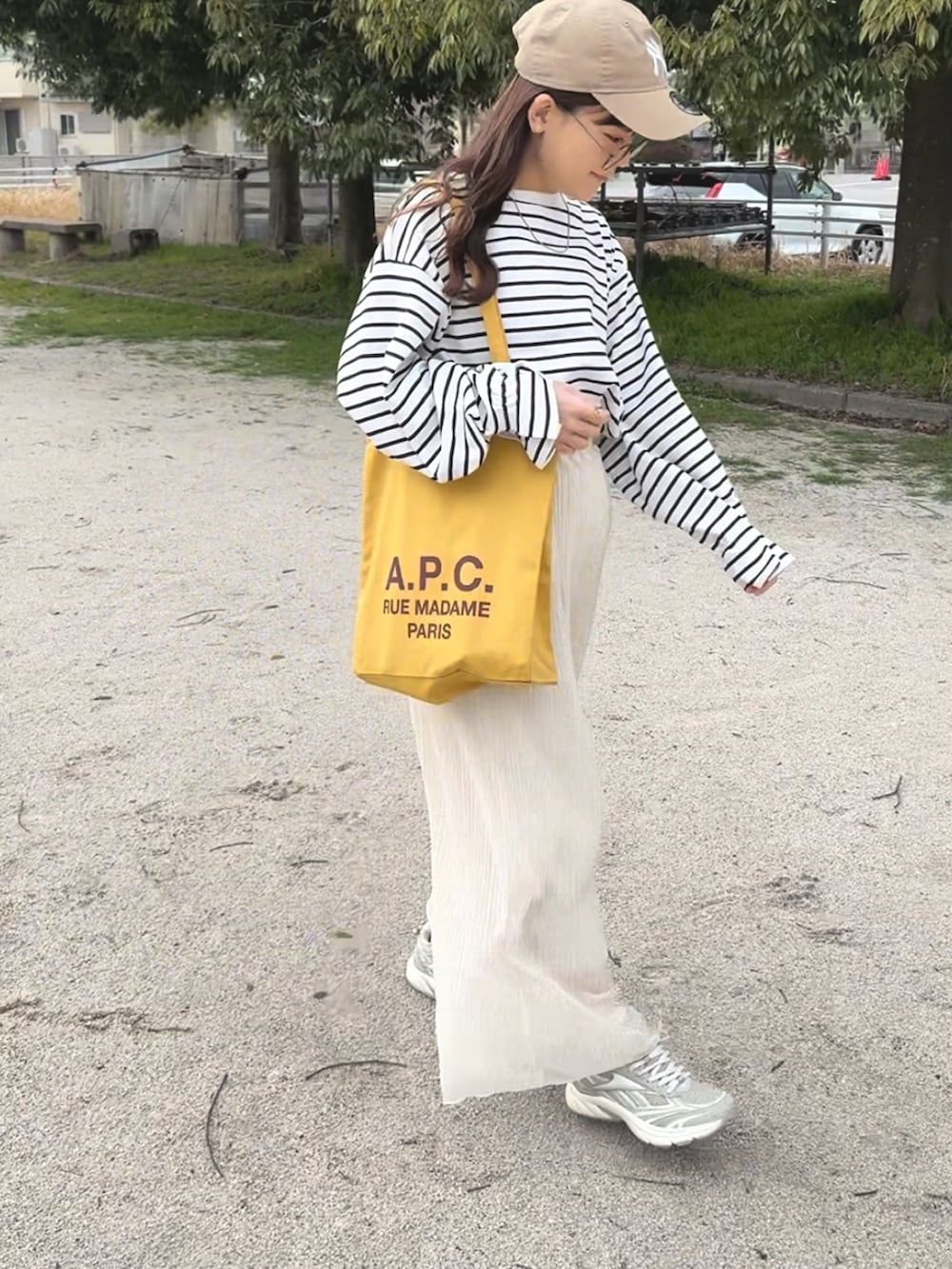 その他のTシャツ/カットソー、ホワイト系のスカート、オレンジ系のトートバッグを着用したレディースの春コーディネートの4枚目の写真