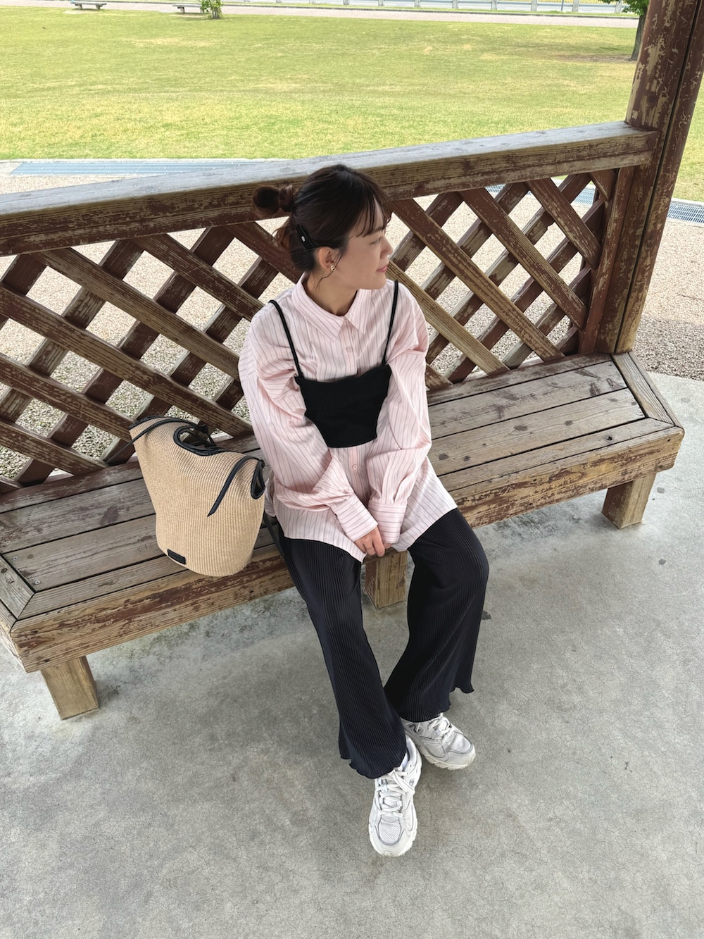 ピンク系のシャツ/ブラウス、ブラック系のその他パンツ、ブラック系のその他トップスを着用したレディースの春コーディネートの5枚目の写真