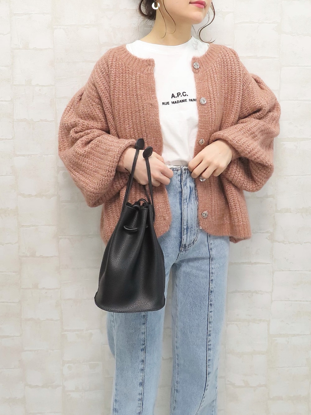 ピンク系のカーディガン/ボレロ、ホワイト系のTシャツ/カットソー、ブルー系のデニムパンツを着用したレディースの冬コーディネートの2枚目の写真