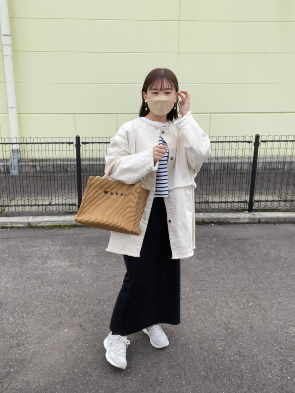 「ボーダー、デニムジャケット、休日スタイル、白スニーカー、きれいめカジュアル、春コーデ、春服みてみて、シンプルコーデ、大人カジュアル、韓国ファッション、プチプラコーデ、デニム、春カラー、スニーカーコーデ、ホワイト」｜「select MOCAの2023 SS 2wayデニムジャケット（デニムジャケット、ホワイト系）」を使った、chicchimoさん（骨格ナチュラル・レディース・152cm）の春コーディネートの5枚目の写真