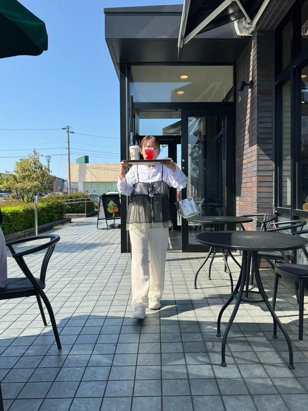 ホワイト系のその他パンツ、ホワイト系のTシャツ/カットソー、ブラック系のキャミソールを着用したレディースの春コーディネートの5枚目の写真