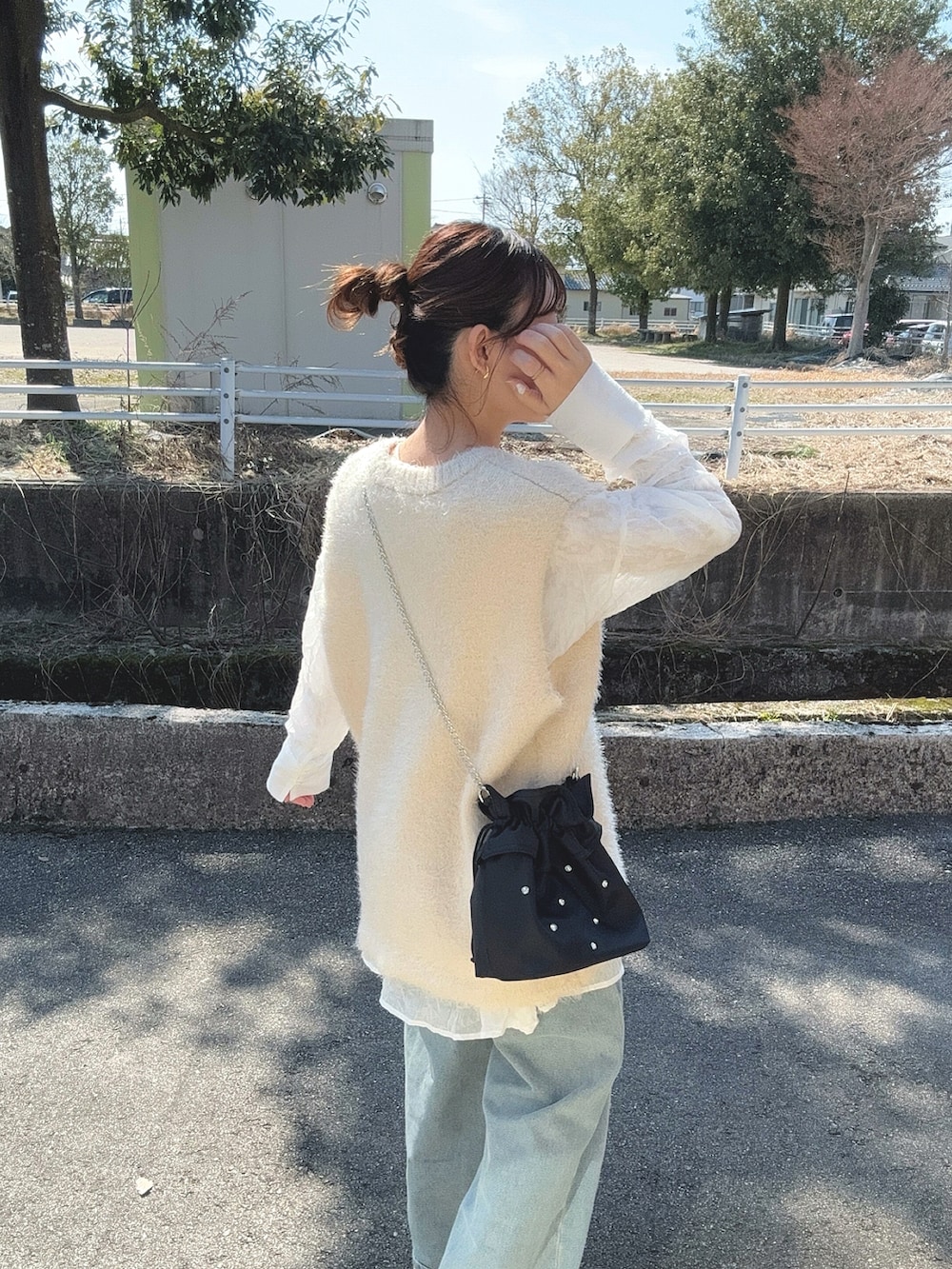 「プチプラ、レイヤードスタイル、シアートップス、休日スタイル、春コーデ、デニム、ショルダーバッグ、Crisp、春カラー、お出かけコーデ、シャツコーデ、スニーカー、きれいめカジュアル、ニットベスト、GRL」｜「Crispのティアードシアーチュニック（シャツ/ブラウス、ホワイト系）」を使った、chicchimoさん（レディース・152cm）の春コーディネートの4枚目の写真