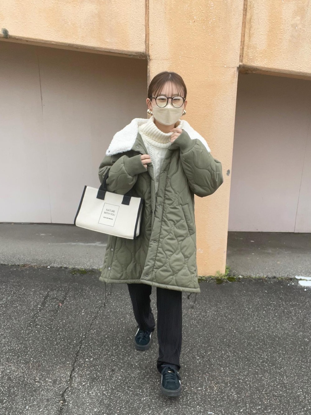 グリーン系のジャケット/アウター、ホワイト系のニット/セーター、ホワイト系のバッグを着用したレディースの冬コーディネートの5枚目の写真