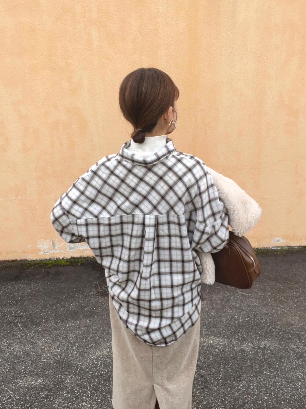 ホワイト系のシャツ/ブラウス、ホワイト系のニット/セーター、グレー系のベストを着用したレディースの冬コーディネートの5枚目の写真