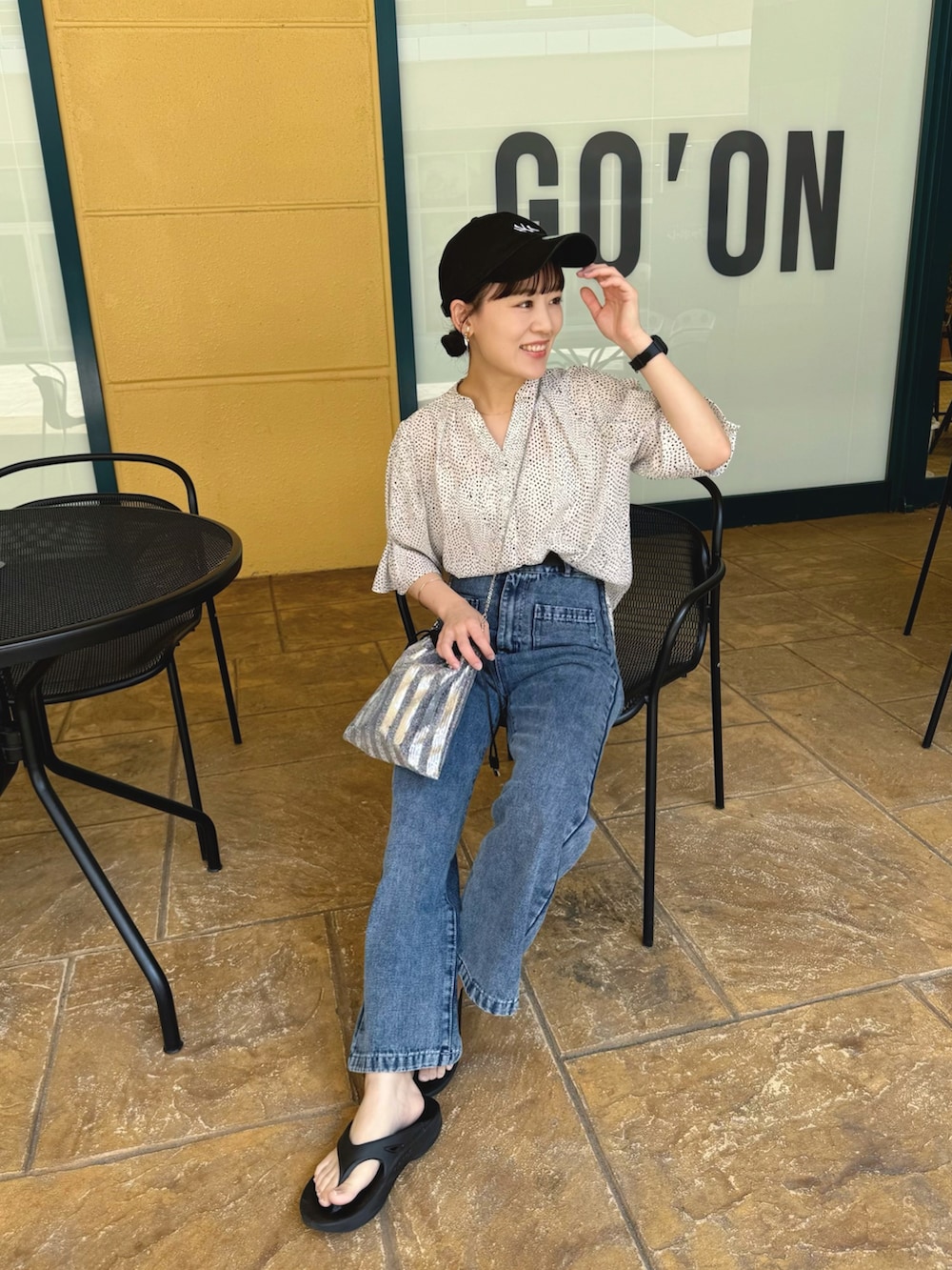 ホワイト系のシャツ/ブラウス、ブルー系のデニムパンツ、シルバー系のショルダーバッグを着用したレディースの夏コーディネートの2枚目の写真