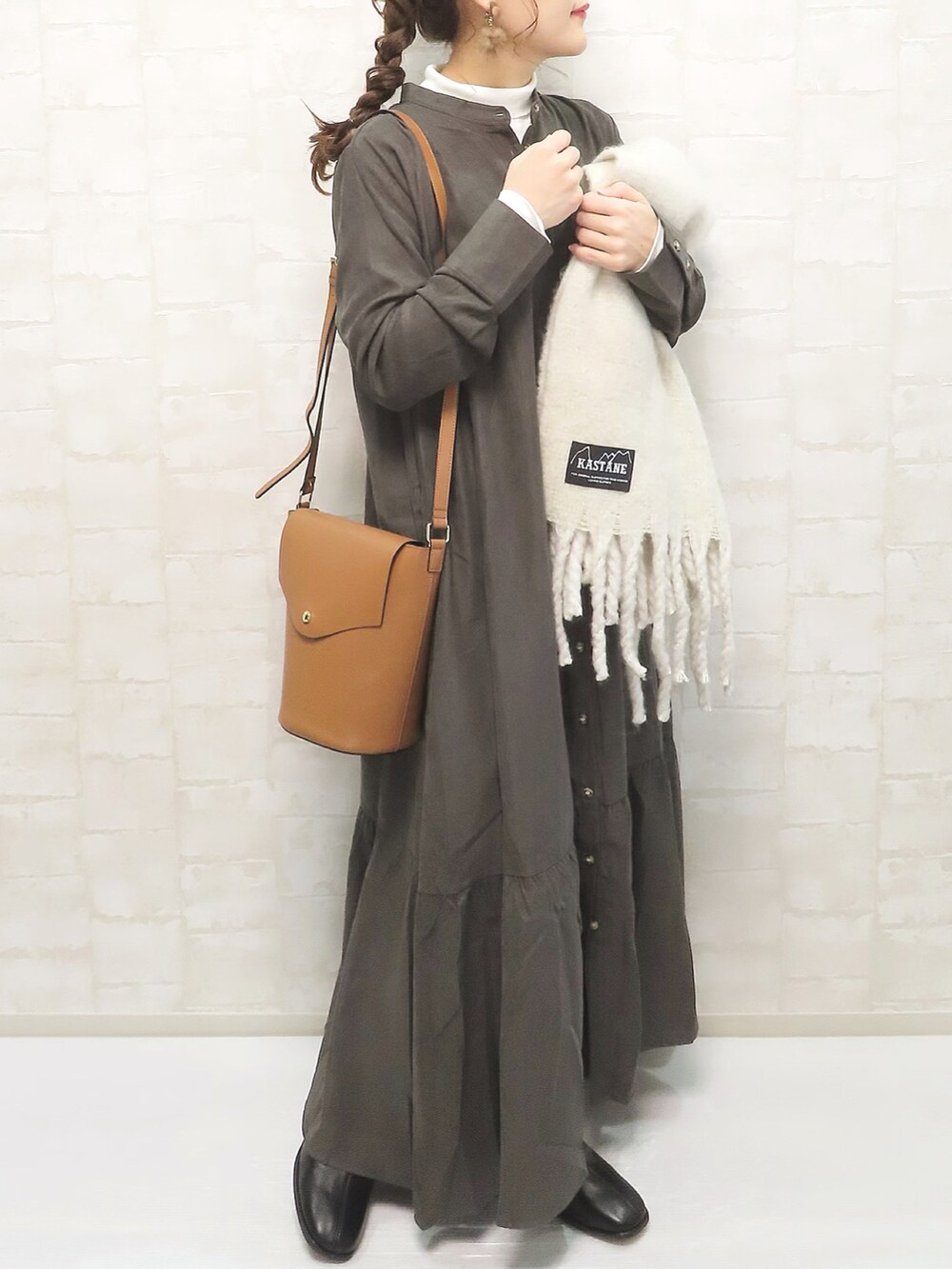 グレー系のシャツワンピース、ホワイト系のTシャツ/カットソー、ベージュ系のその他アウターを着用したレディースの冬コーディネートの3枚目の写真