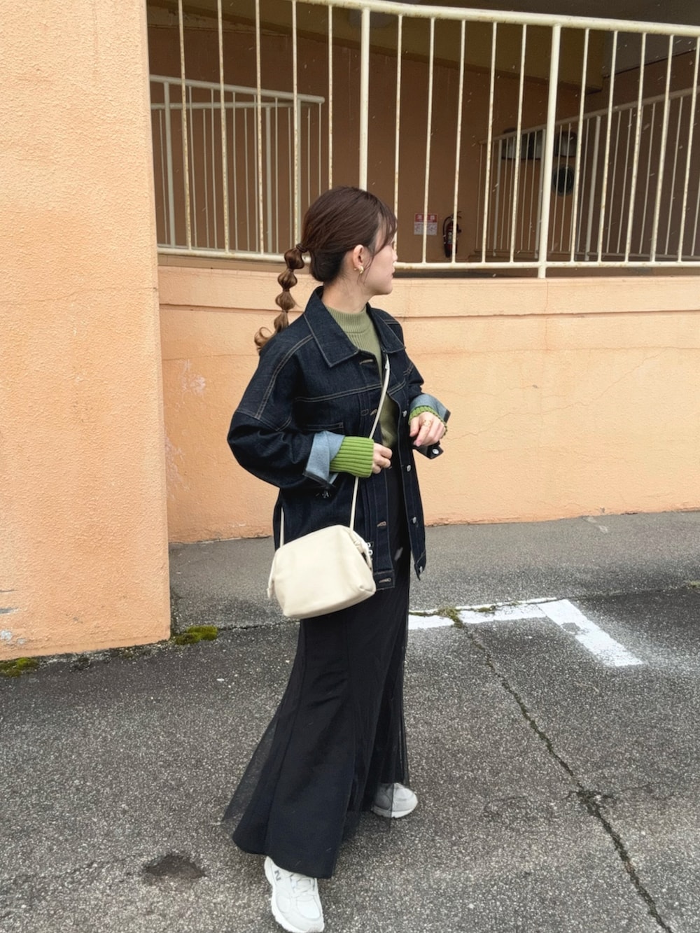 「プチプラ、春色、デニム、デニムジャケット、チュールスカート、グリーン、スニーカー、休日スタイル、お出かけコーデ、ショルダーバッグ、春カラー、低身長コーデ、大人ファッション、スカートスタイル、春コーデ」｜「BONLECILLのルーズデニムジャケット/Gジャン（デニムジャケット、ブルー系）」を使った、chicchimoさん（レディース・152cm）の春コーディネートの2枚目の写真