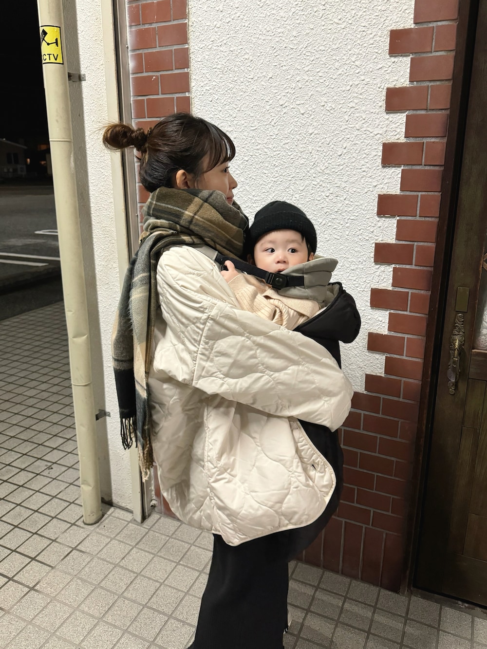 ホワイト系のノーカラージャケット、ブラック系のスカート、ベージュ系のストール/ショールを着用したレディースの冬コーディネートの2枚目の写真