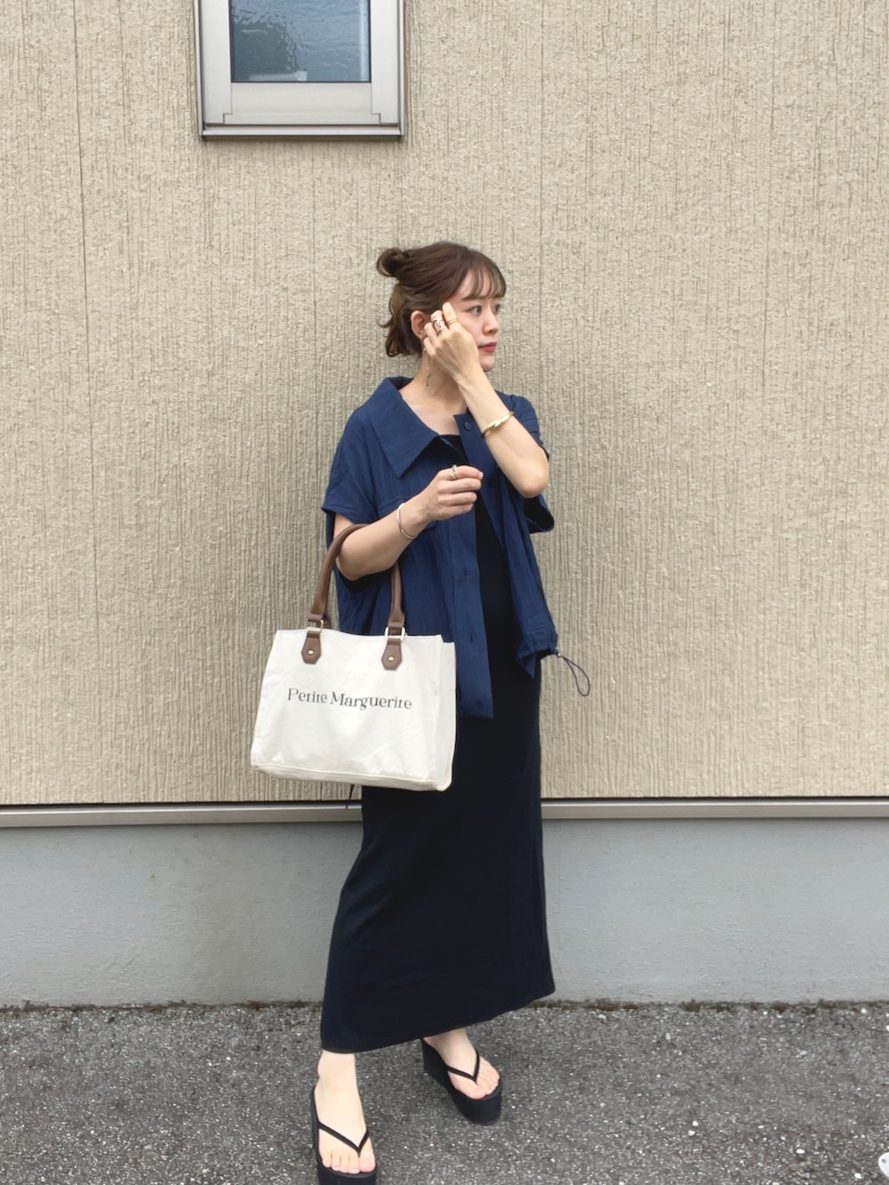 ブルー系のシャツ/ブラウス、ホワイト系のトートバッグ、ブラック系のサンダルを着用したレディースの夏コーディネートの4枚目の写真
