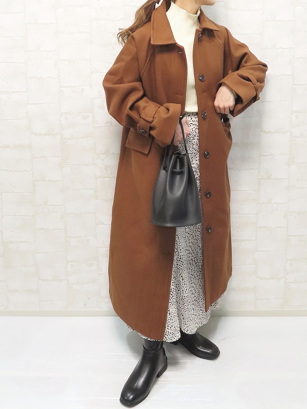 ブラウン系のその他アウター、ホワイト系のニット/セーター、ベージュ系のスカートを着用したレディースの秋コーディネートの3枚目の写真