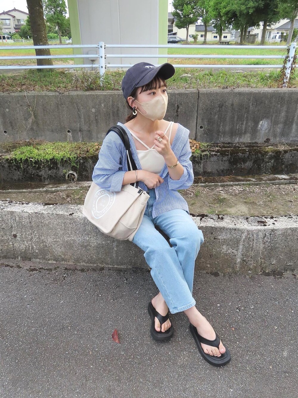 ブルー系のデニムパンツ、ホワイト系のキャミソール、ブルー系のシャツ/ブラウスを着用したレディースの夏コーディネートの5枚目の写真