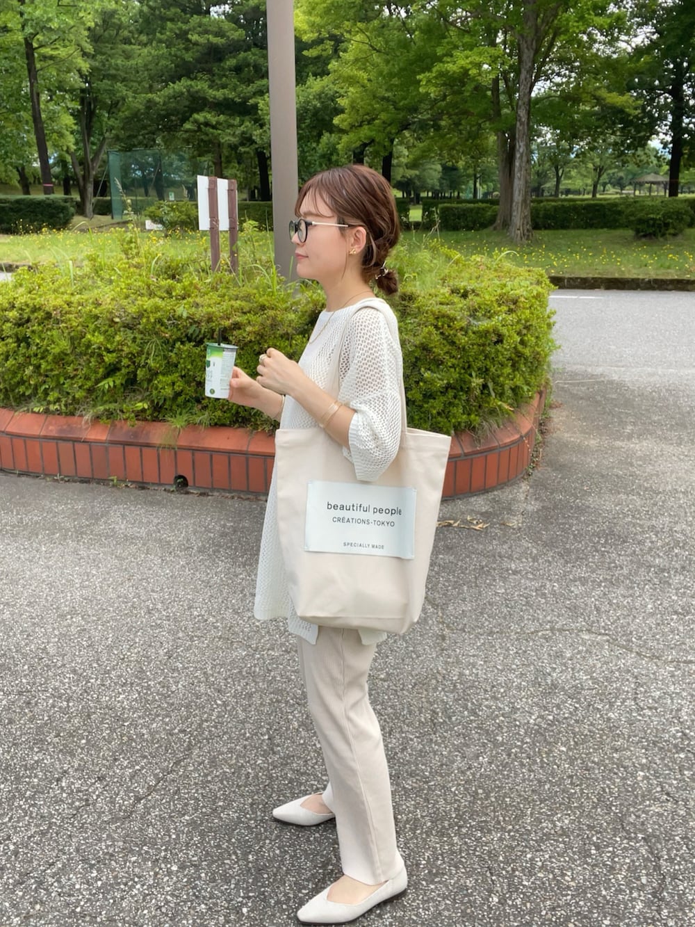 ベージュ系のその他シューズ、ホワイト系のニット/セーター、ホワイト系のキャミソールを着用したレディースの夏コーディネートの5枚目の写真