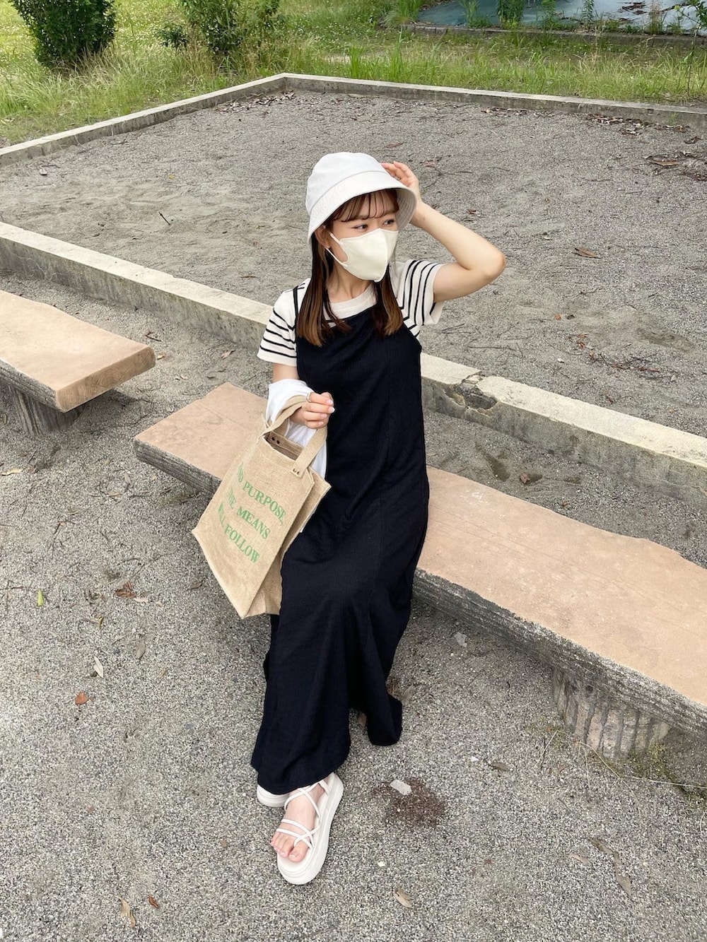 ベージュ系のトップス、ブラック系のワンピース/ドレス、ホワイト系のシャツ/ブラウスを着用したレディースの夏コーディネートの4枚目の写真