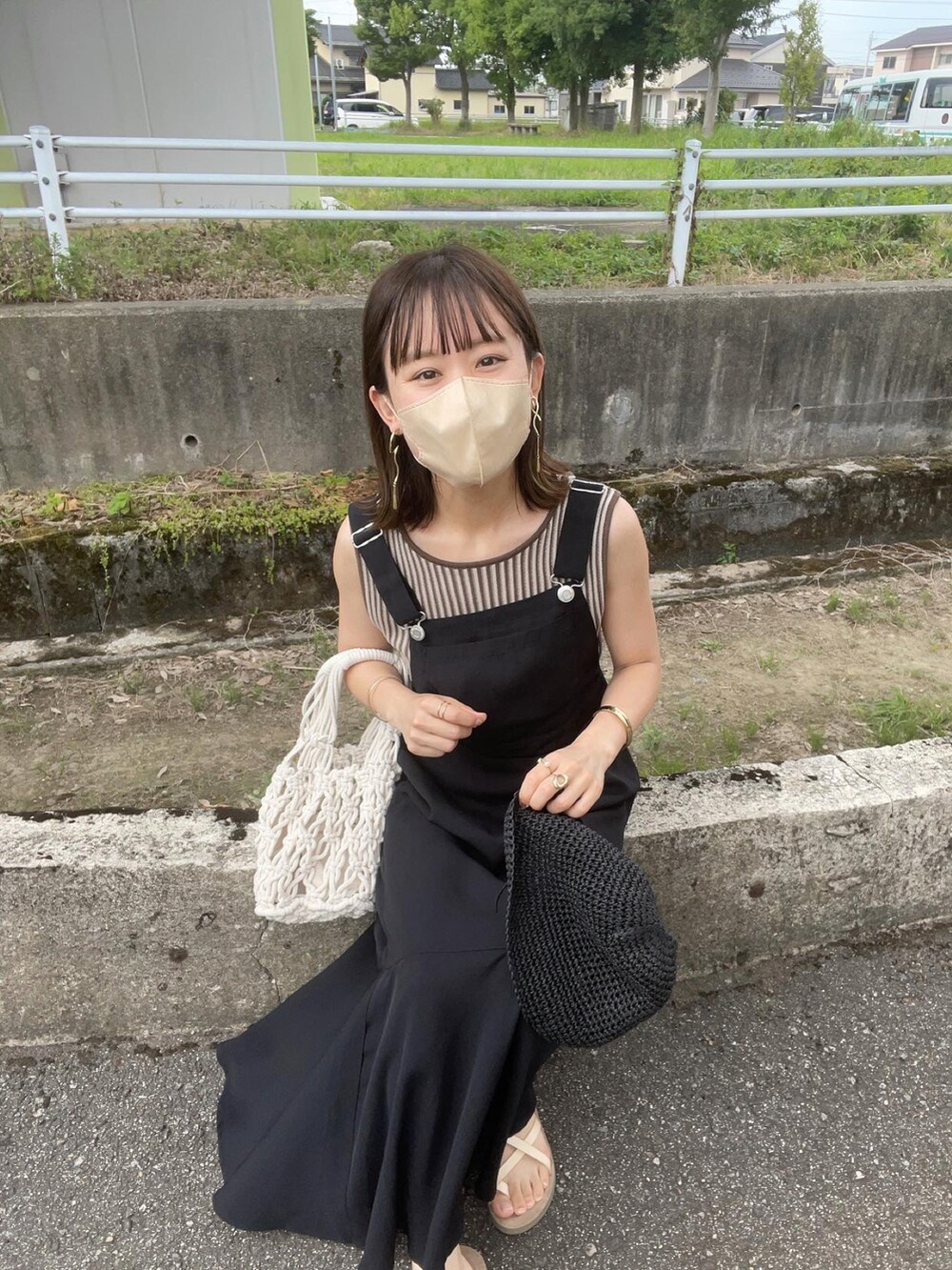 「プチプラ、しまむら、夏コーデ、ノースリーブ、ジャンパースカート、ロングワンピース、シンプルコーデ、マーメイドスカート、バケットハット、モノトーン、ストリート、モード、ハンドバッグ、大人カジュアル、麦わら帽子」｜「しまむらのアイテム（タンクトップ、ブラウン系）」を使った、chicchimoさん（レディース・152cm）の夏コーディネートの2枚目の写真