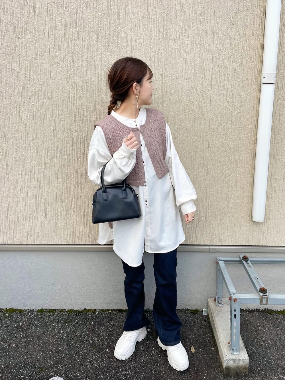 ブラウン系のベスト、ベージュ系のシャツ/ブラウス、ブルー系のデニムパンツを着用したレディースの冬コーディネートの5枚目の写真