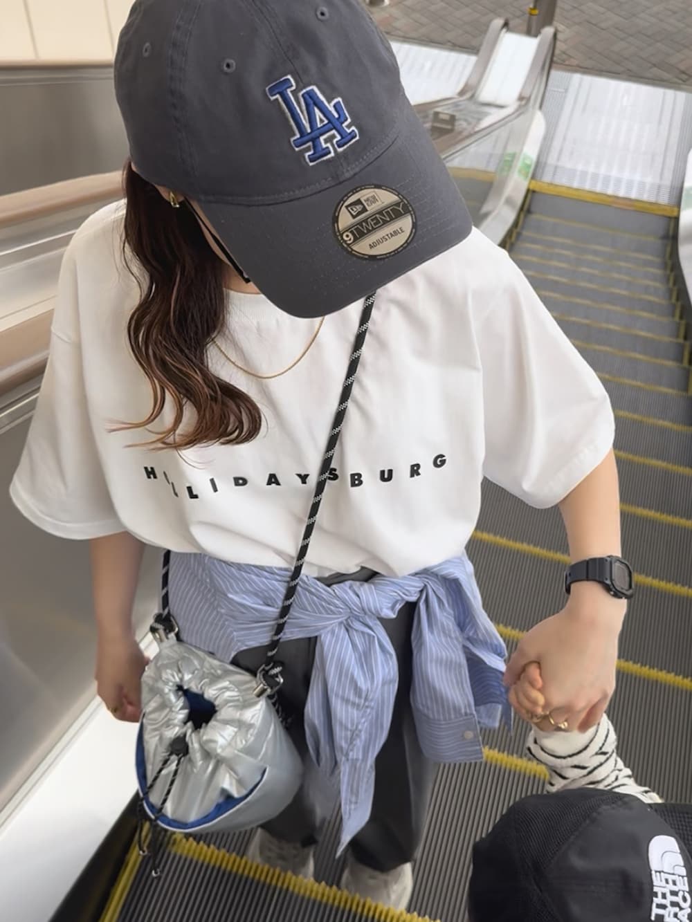 ホワイト系のTシャツ/カットソー、ベージュ系のスニーカー、ブルー系のシャツ/ブラウスを着用したレディースの夏コーディネートの3枚目の写真