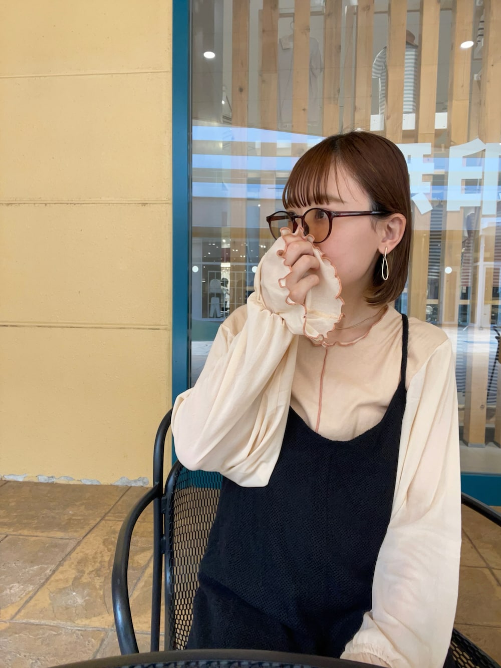 ベージュ系のTシャツ/カットソー、ブラック系のワンピース、ブラウン系のバッグを着用したレディースの夏コーディネートの3枚目の写真