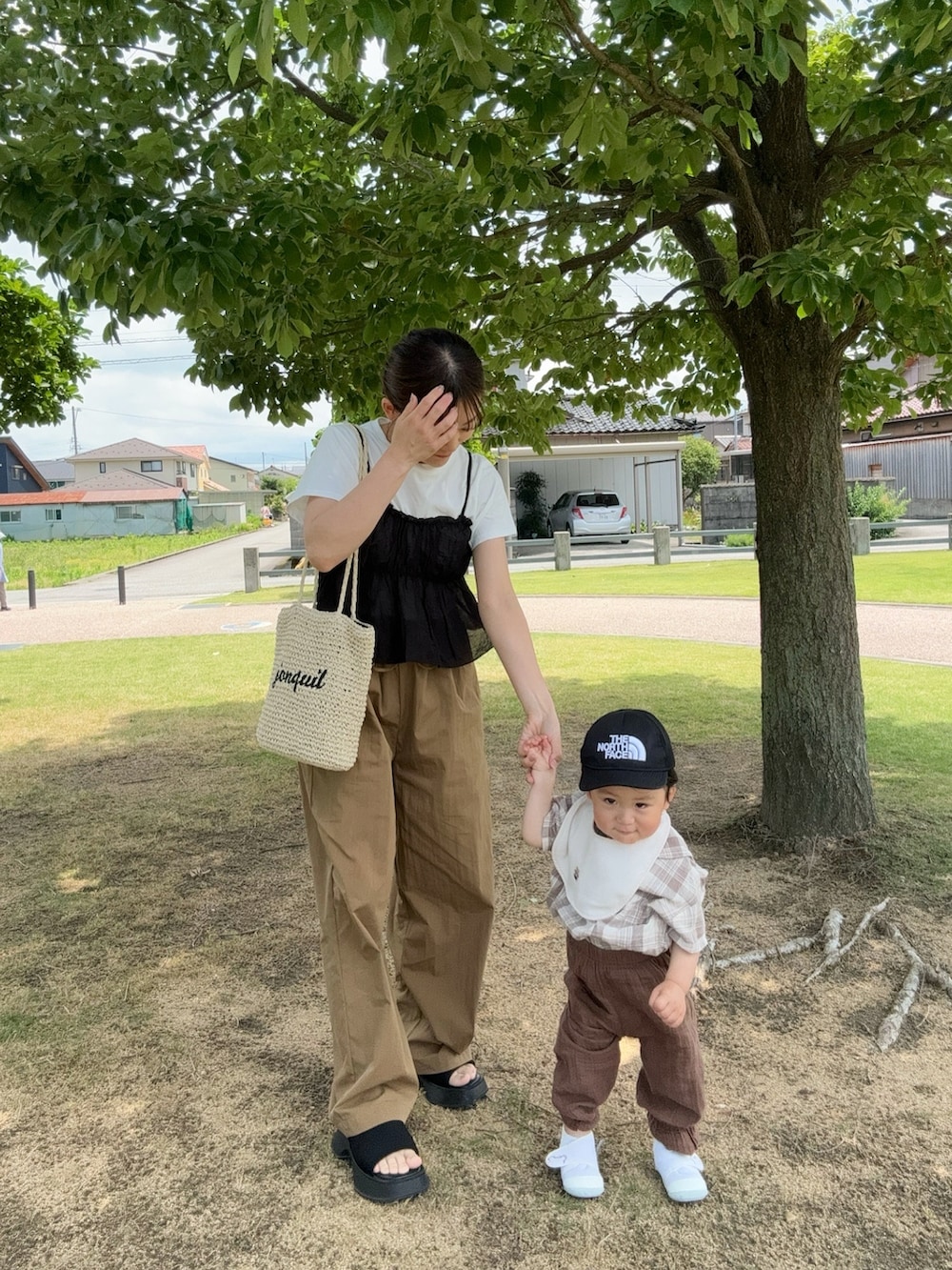 「Crisp、プチプラ、レイヤードスタイル、白Tシャツ、ビスチェ、サンダル、大人女子、お出かけコーデ、休日スタイル、夏コーデ、Tシャツコーデ、シンプルスタイル、夏ファッション、厚底サンダル、かごバッグ」｜「Crispの２タックイージーパンツ[c2R3685]（カーゴパンツ、ブラウン系）」を使った、chicchimoさん（レディース・152cm）の夏コーディネートの3枚目の写真