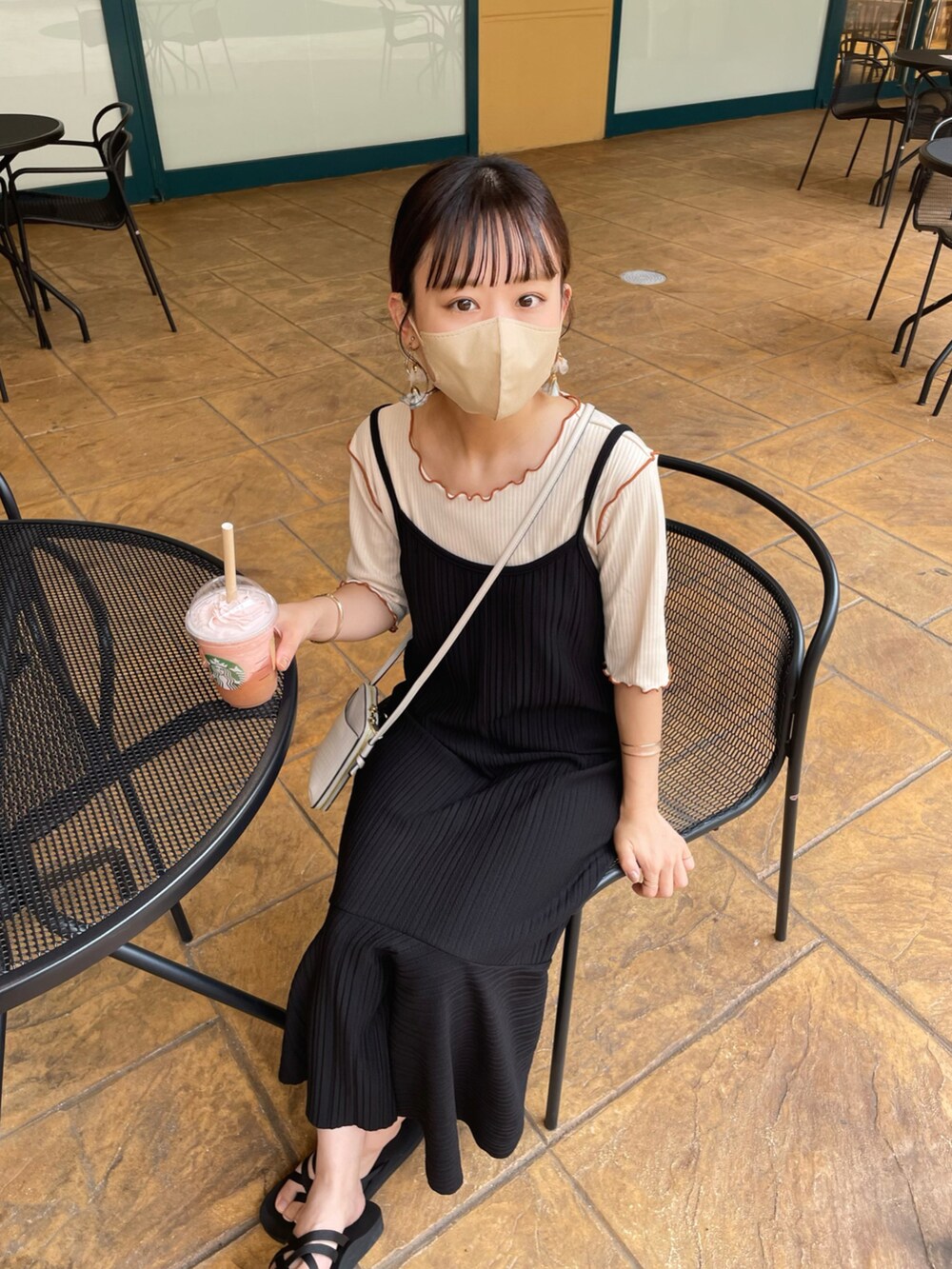 ベージュ系のTシャツ/カットソー、ブラック系のワンピース、ブラック系のサンダルを着用したレディースの夏コーディネートの2枚目の写真