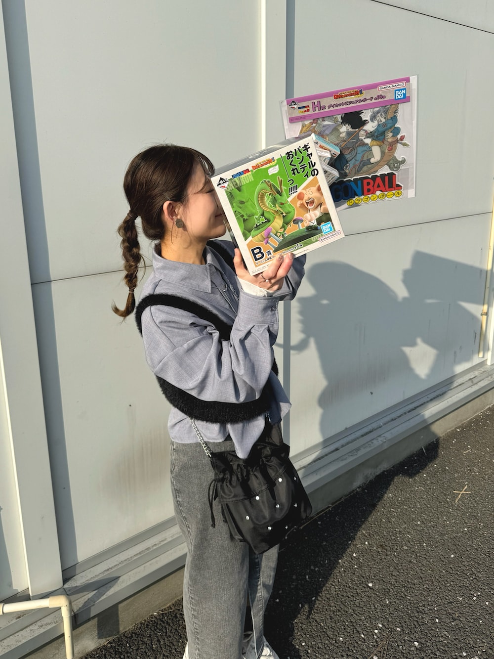 ブルー系のシャツ/ブラウス、ブラック系のベスト、ブラック系のデニムスカートを着用したレディースの春コーディネートの2枚目の写真