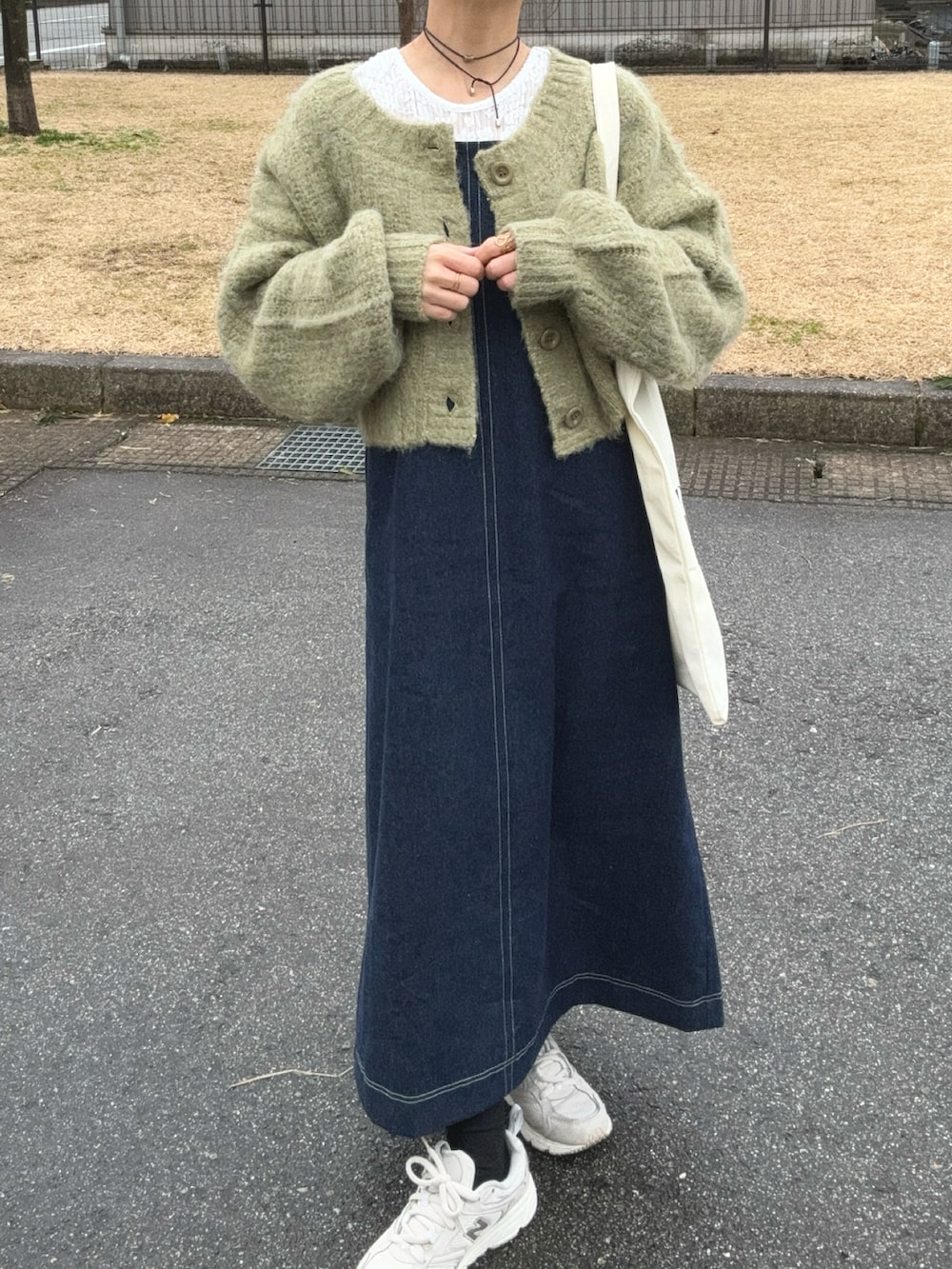 ブルー系のワンピース、グリーン系のカーディガン/ボレロ、ホワイト系のTシャツ/カットソーを着用したレディースの春コーディネートの3枚目の写真