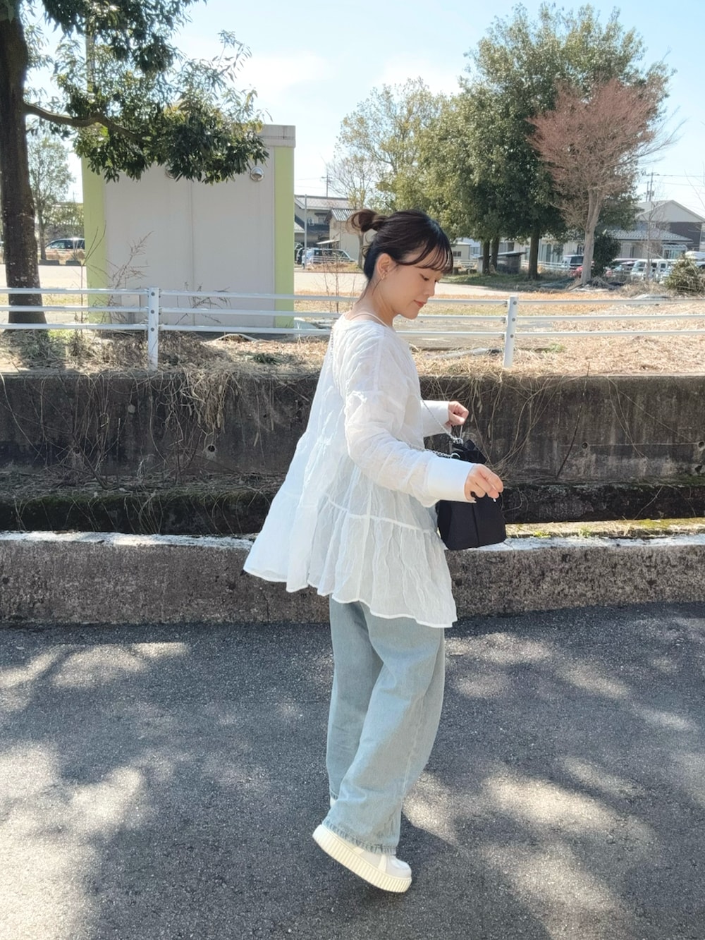 「プチプラ、レイヤードスタイル、シアートップス、休日スタイル、春コーデ、デニム、ショルダーバッグ、Crisp、春カラー、お出かけコーデ、シャツコーデ、スニーカー、きれいめカジュアル、ニットベスト、GRL」｜「Crispのティアードシアーチュニック（シャツ/ブラウス、ホワイト系）」を使った、chicchimoさん（レディース・152cm）の春コーディネートの3枚目の写真