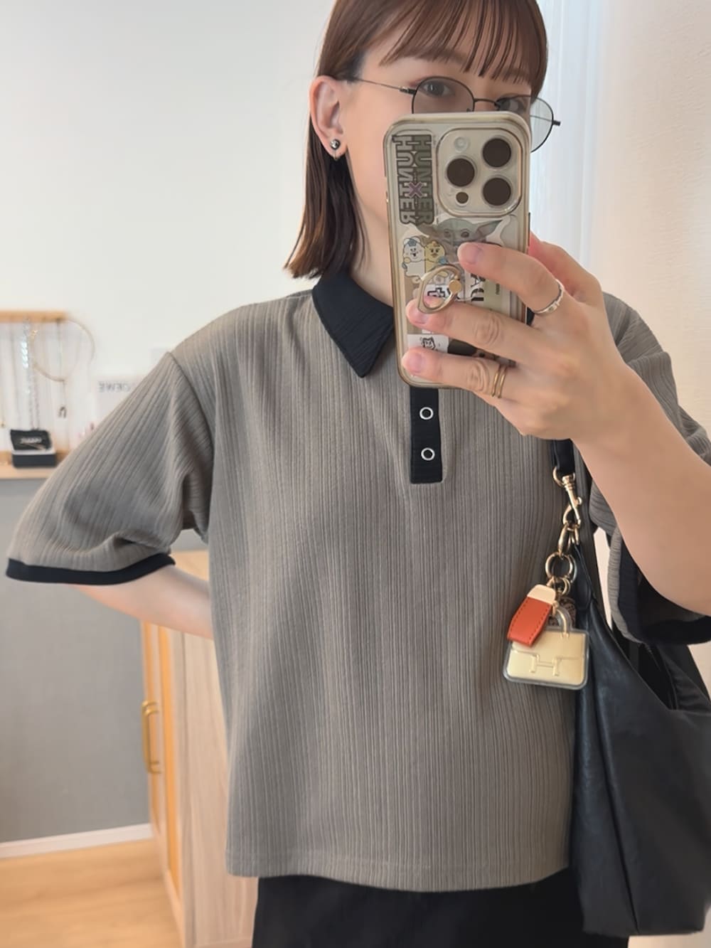 ベージュ系のTシャツ/カットソー、ブルー系のデニムパンツ、ブラック系のバッグを着用したレディースの秋コーディネートの3枚目の写真