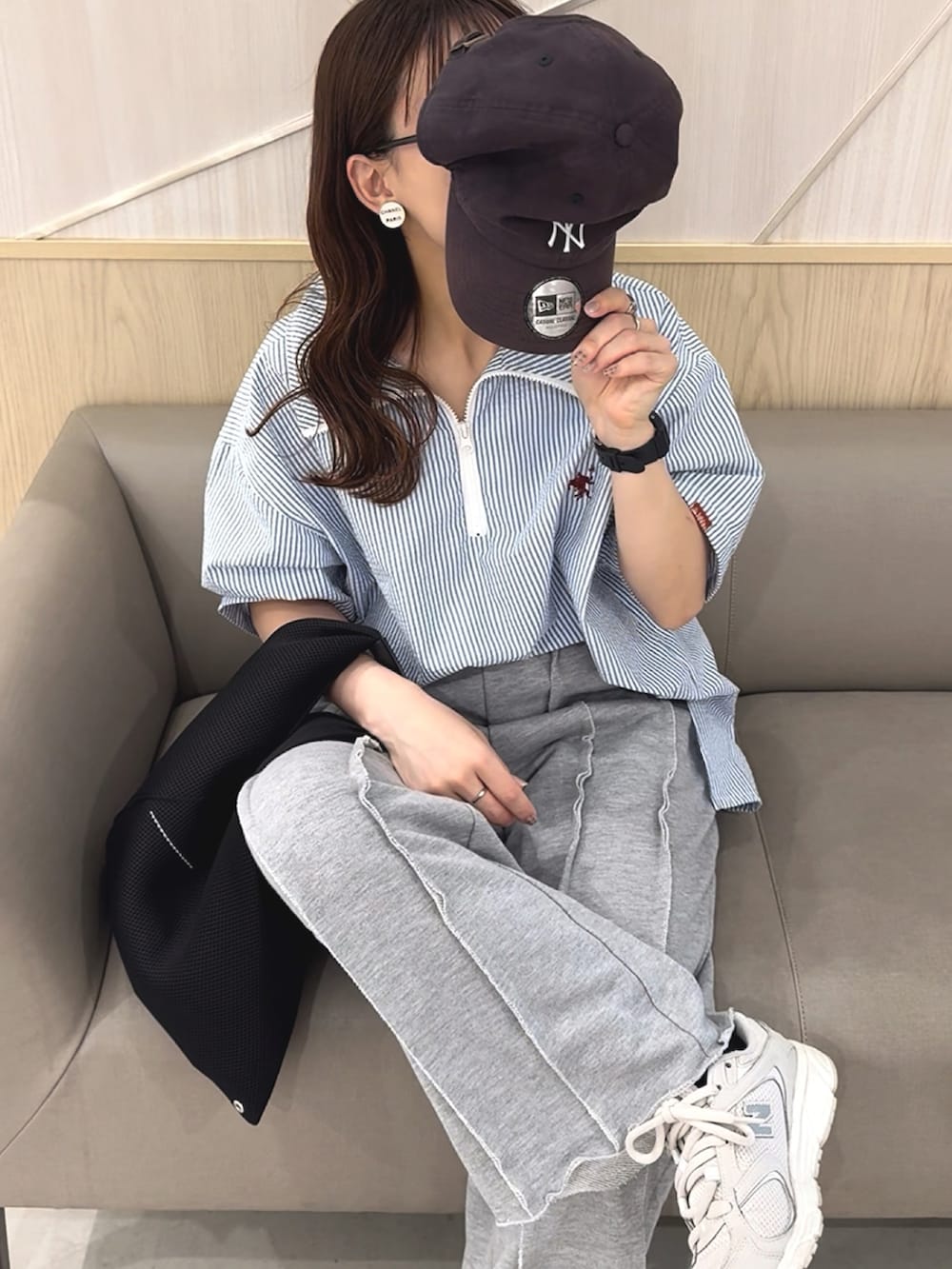 ブルー系のTシャツ/カットソー、グレー系のスウェットパンツ、ホワイト系のスニーカーを着用したレディースの春コーディネートの2枚目の写真