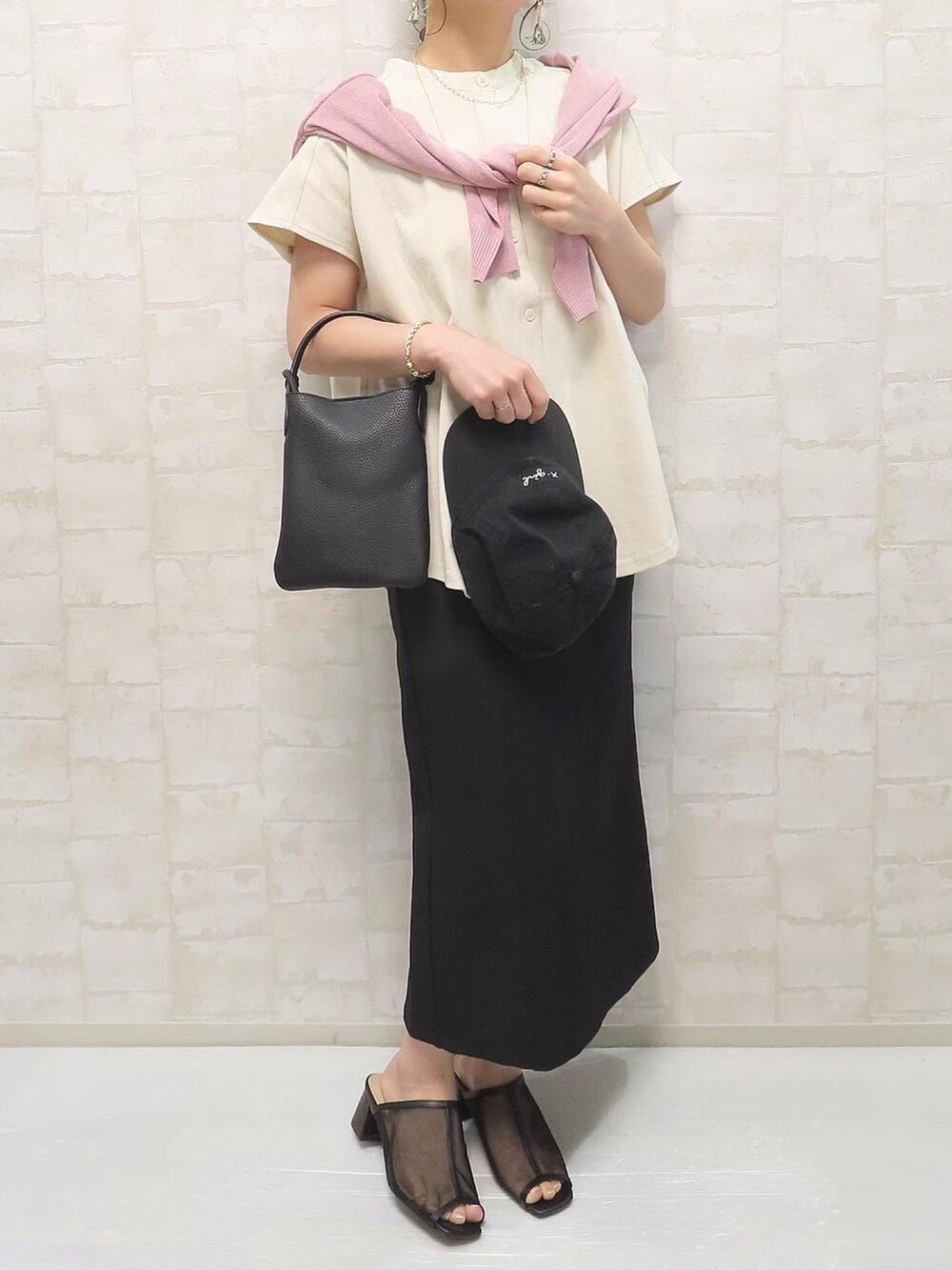 ベージュ系のシャツ/ブラウス、ブラック系のショルダーバッグ、ブラック系のスカートを着用したレディースの春コーディネートの2枚目の写真