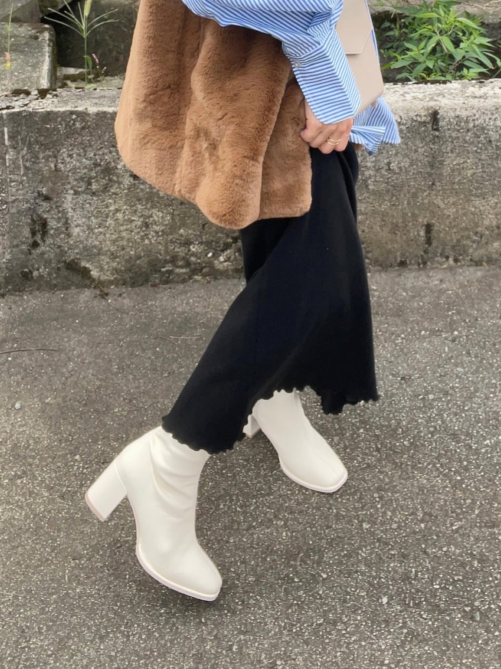 ホワイト系のブーツ、ブルー系のシャツ/ブラウス、ブラウン系のベストを着用したレディースの秋コーディネートの2枚目の写真