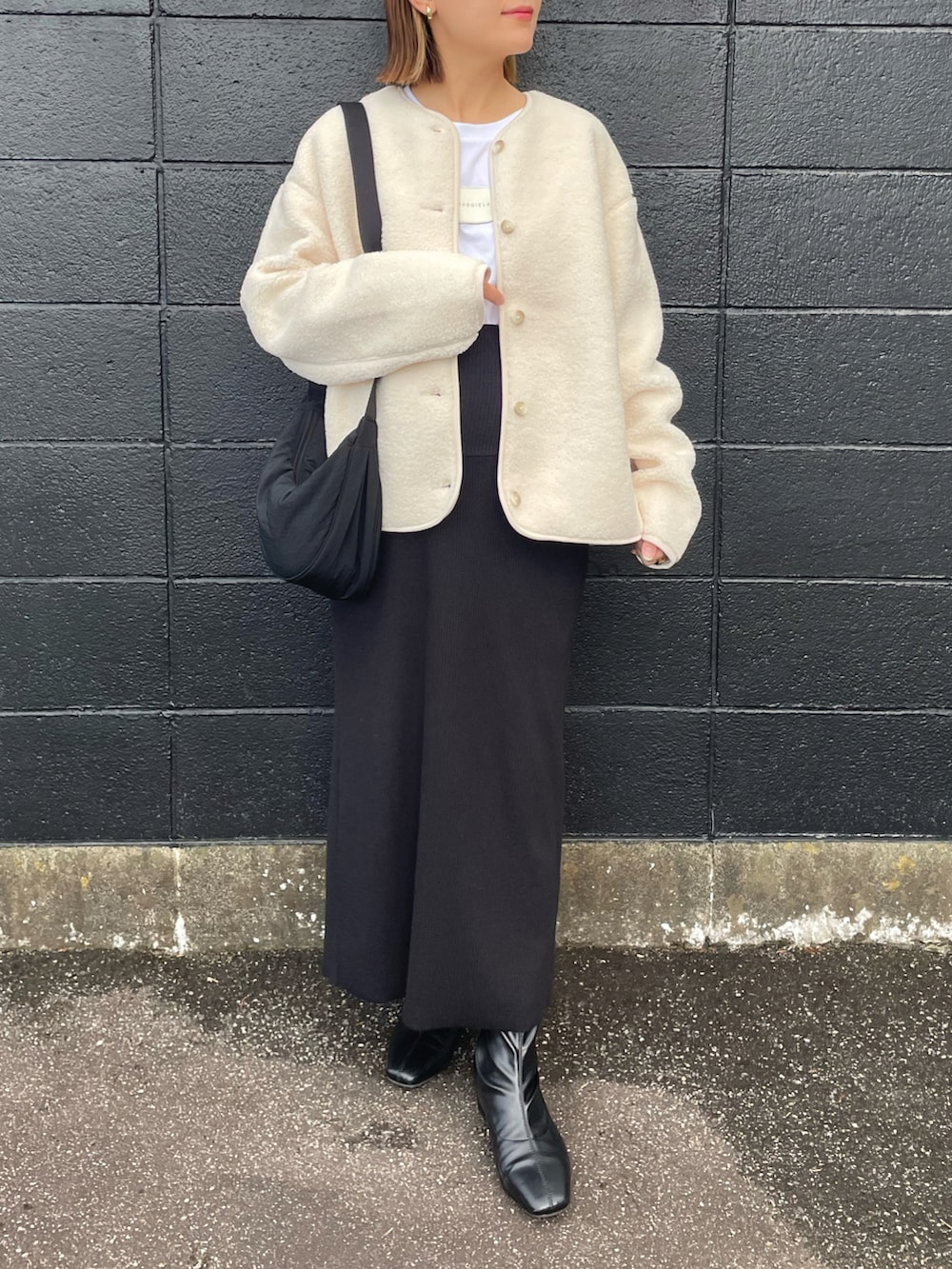 ホワイト系のジャケット/アウター、ホワイト系のTシャツ/カットソー、ブラック系のショルダーバッグを着用したレディースの秋コーディネートの5枚目の写真