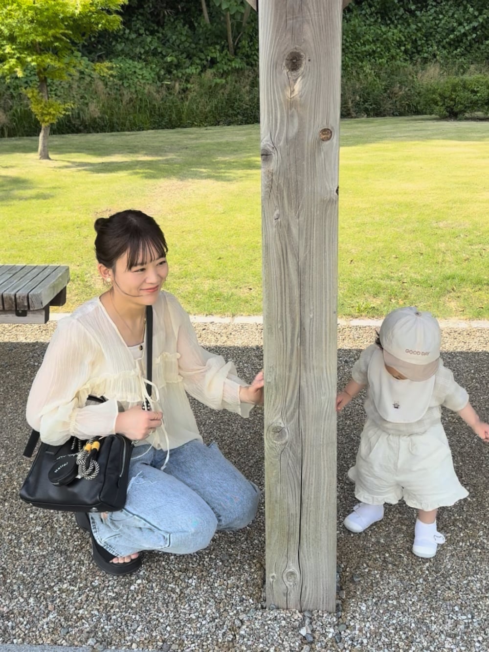 その他のデニムパンツ、ブラック系のボストンバッグ、ホワイト系のシャツ/ブラウスを着用したレディースの夏コーディネートの2枚目の写真