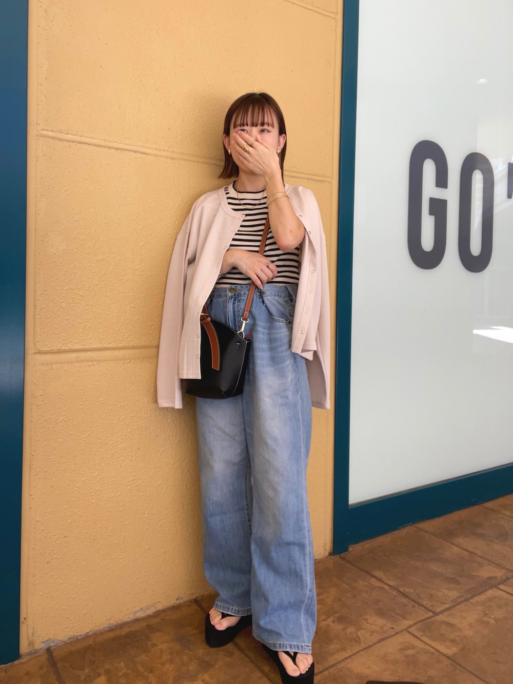 「ITEMS URBANRESEARCH、PR、カーディガン、デニム、厚底シューズ、ショルダーバッグ、ストリート、淡色コーデ、韓国ファッション、休日スタイル、古着MIX、秋服準備はじめました、秋先取りコーデ、パンツスタイル、モノトーンコーデ」｜「ITEMS URBANRESEARCHの『一部WEB限定カラー』コンパクトカーディガン（カーディガン/ボレロ、ホワイト系）」を使った、chicchimoさん（骨格ナチュラル・レディース・152cm）の夏コーディネートの5枚目の写真