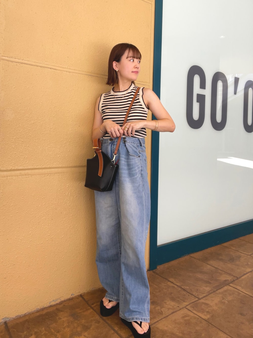 「ITEMS URBANRESEARCH、PR、カーディガン、デニム、厚底シューズ、ショルダーバッグ、ストリート、淡色コーデ、韓国ファッション、休日スタイル、古着MIX、秋服準備はじめました、秋先取りコーデ、パンツスタイル、モノトーンコーデ」｜「ITEMS URBANRESEARCHの『一部WEB限定カラー』コンパクトカーディガン（カーディガン/ボレロ、ホワイト系）」を使った、chicchimoさん（骨格ナチュラル・レディース・152cm）の夏コーディネートの3枚目の写真