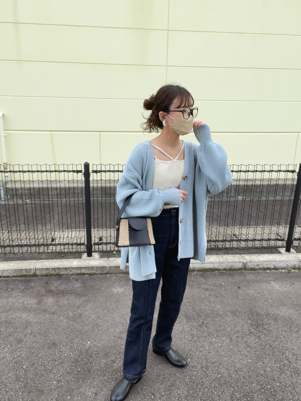 ブルー系のカーディガン/ボレロ、ホワイト系のキャミソール、ブラック系のデニムパンツを着用したレディースの秋コーディネートの5枚目の写真