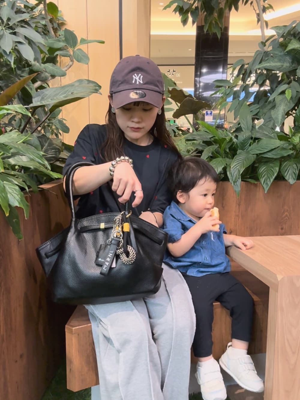 ブルー系のTシャツ/カットソー、グレー系のスウェットパンツ、ブラック系のバッグを着用したレディースの秋コーディネートの5枚目の写真