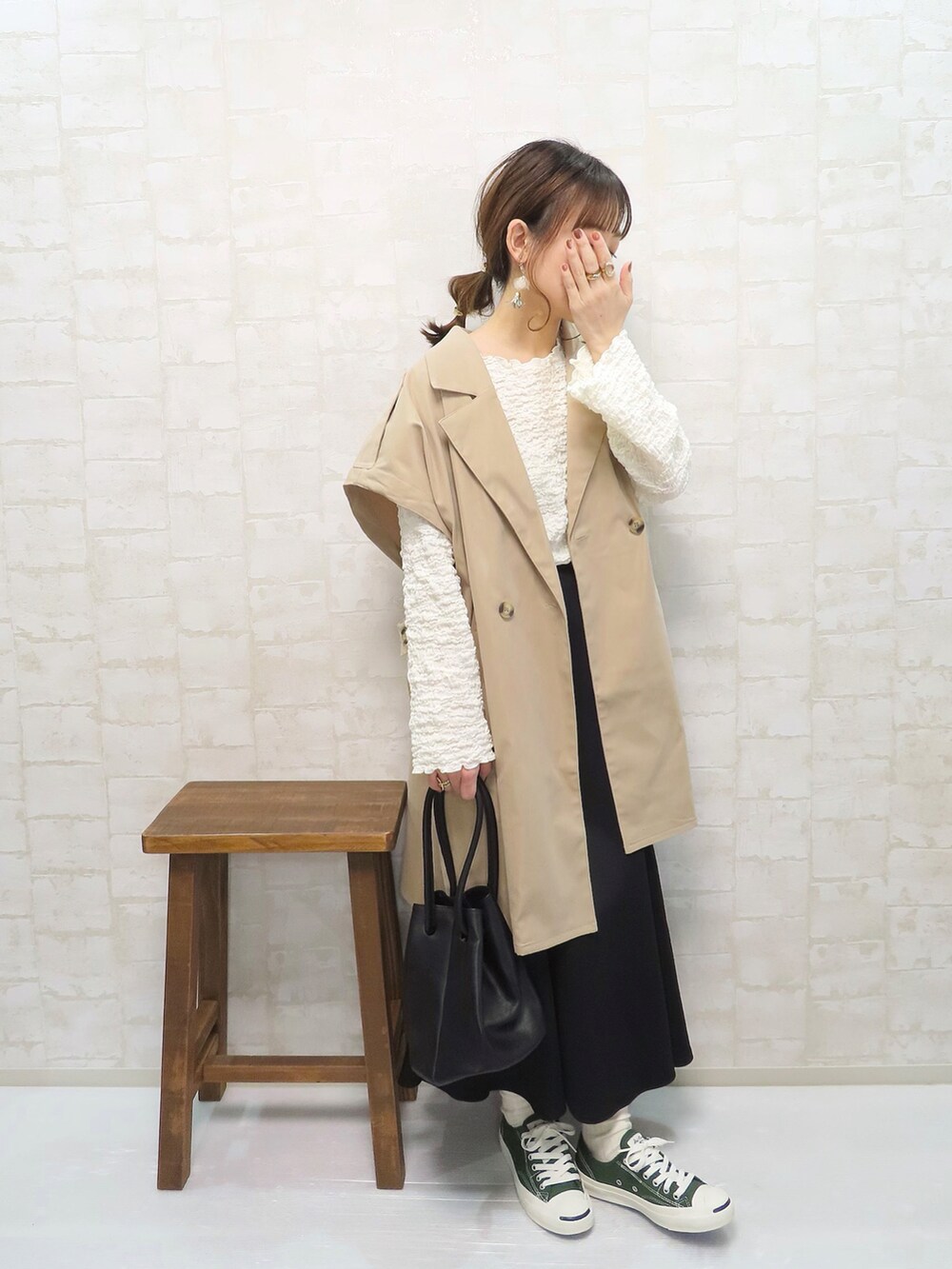 ベージュ系のその他アウター、ホワイト系のTシャツ/カットソー、ブラック系のスカートを着用したレディースの春コーディネートの2枚目の写真