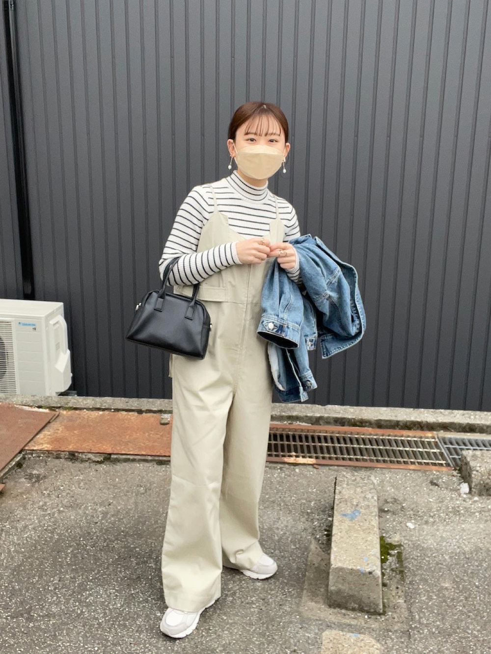 ホワイト系のサロペット/オーバーオール、ブルー系のデニムジャケット、ホワイト系のニット/セーターを着用したレディースの春コーディネートの2枚目の写真