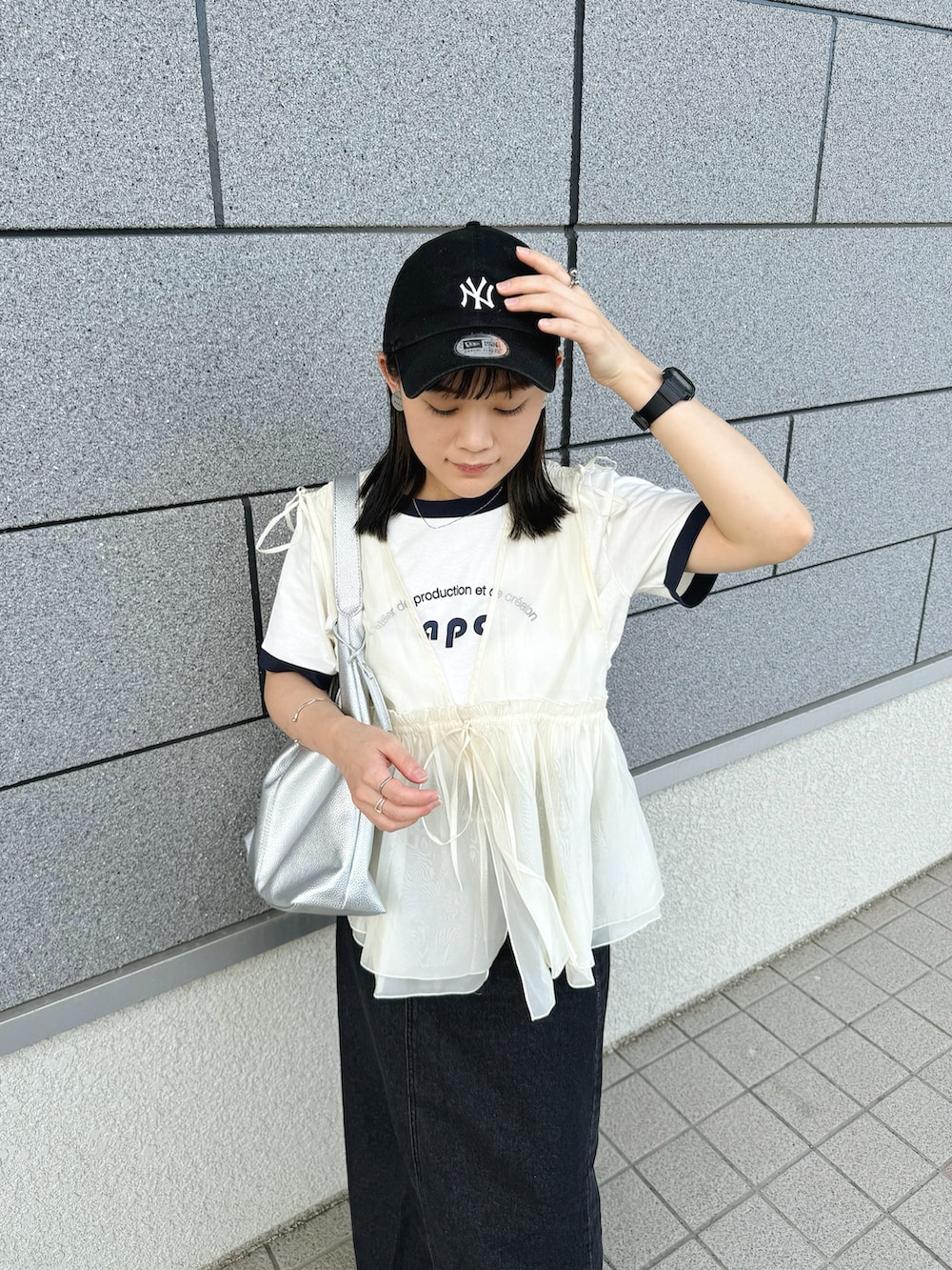 「ロゴT、ラグランTシャツ、シアートップス、ビスチェ、ベスト、レイヤードスタイル、デニム、韓国ファッション、テーマパークコーデ、夏コーデ、Tシャツコーデ、お出かけコーデ、休日スタイル、プチプラ、キャップ」｜「CENEの【CENE】セネ/リーフスライドチェーンネックレス（ネックレス、シルバー系）」を使った、chicchimoさん（骨格ナチュラル・レディース・152cm）の夏コーディネートの2枚目の写真