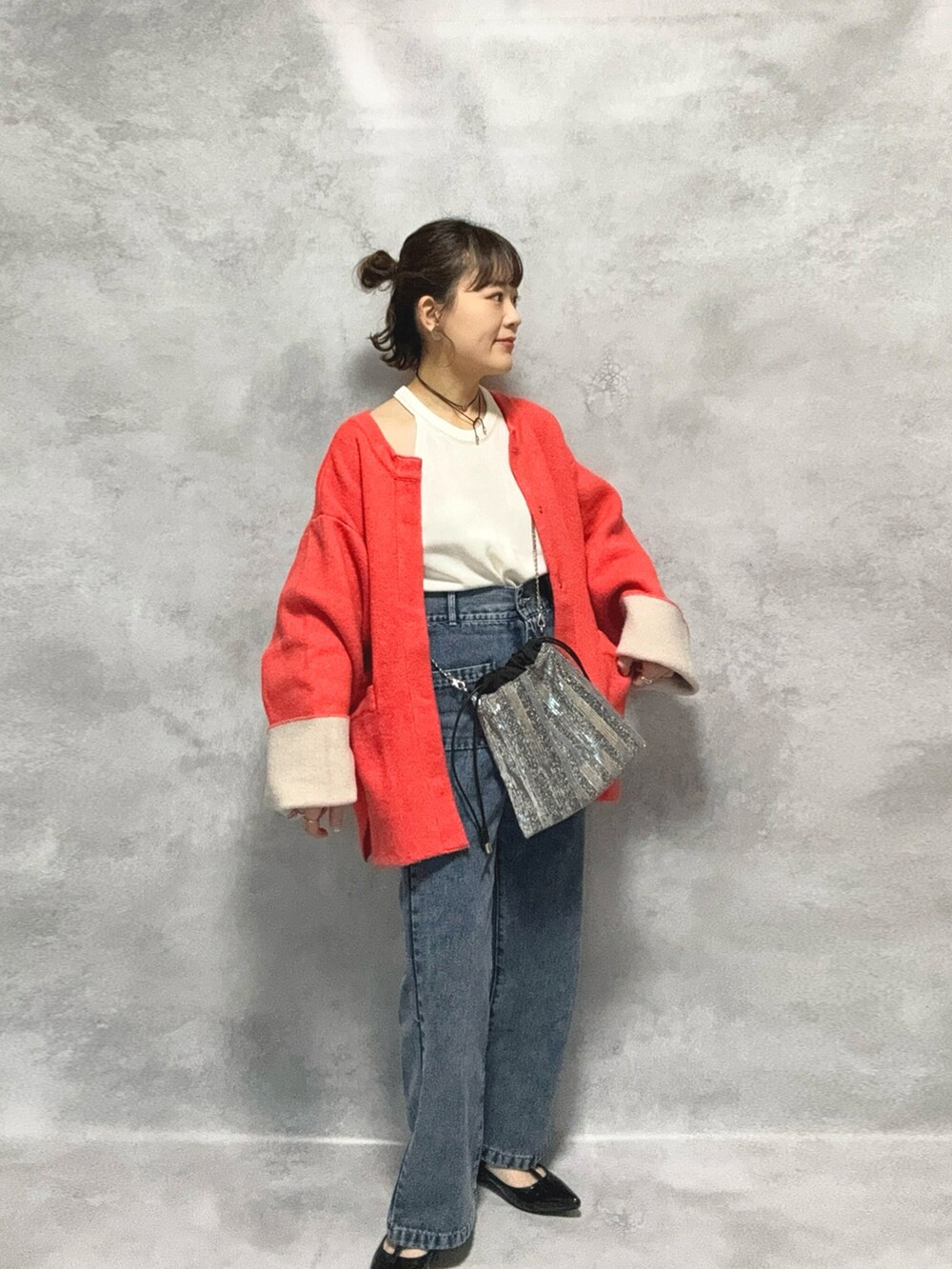 レッド系のその他アウター、ホワイト系のタンクトップ、ブルー系のデニムパンツを着用したレディースの秋コーディネートの2枚目の写真