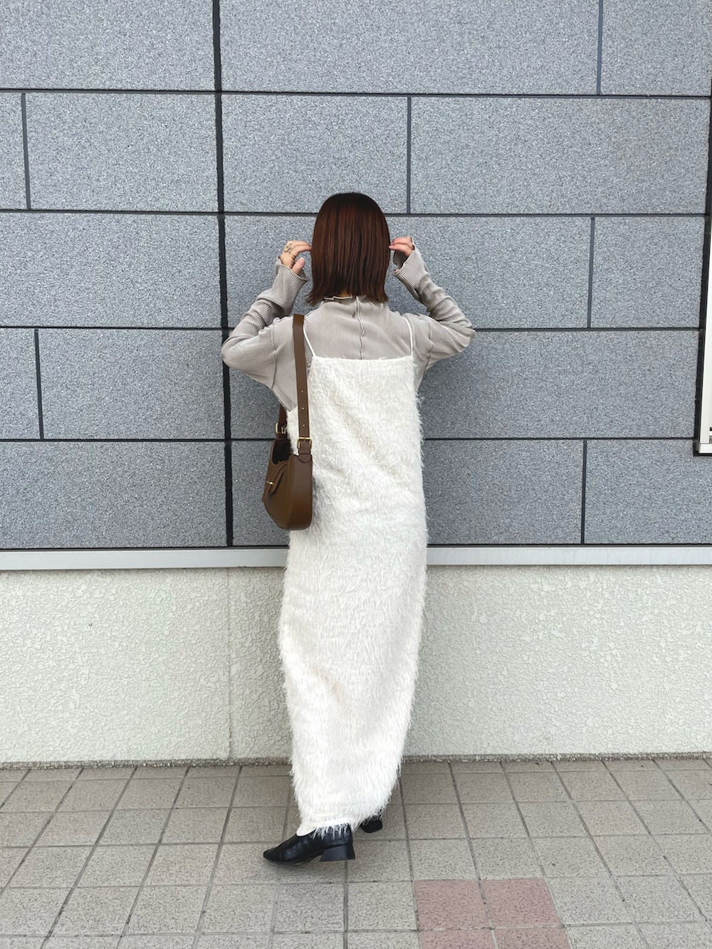 ホワイト系のワンピース、ベージュ系のTシャツ/カットソー、ブラウン系のバッグを着用したレディースの秋コーディネートの4枚目の写真