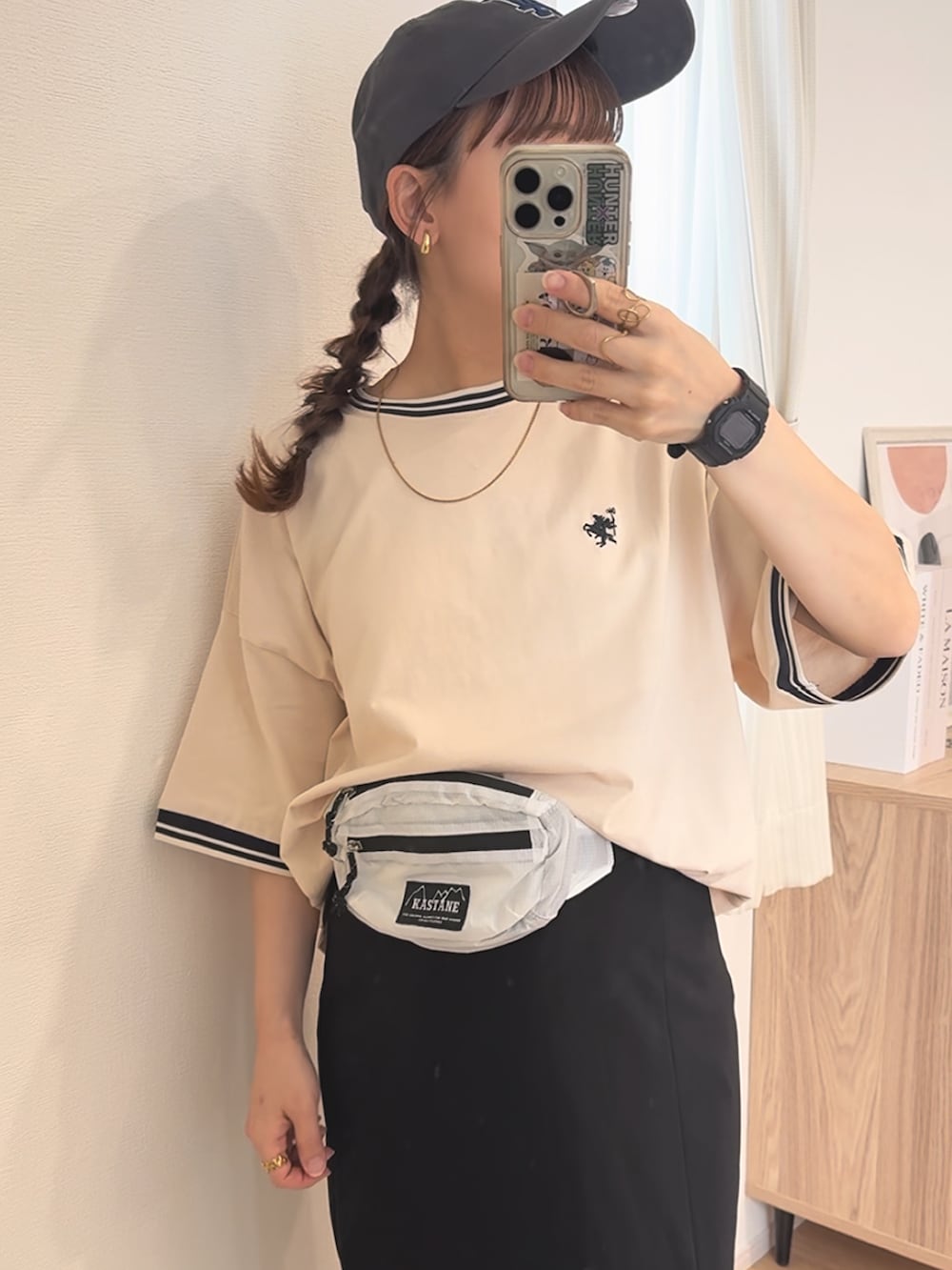ホワイト系のTシャツ/カットソー、ブラック系のスカート、ブラック系のサンダルを着用したレディースの夏コーディネートの4枚目の写真