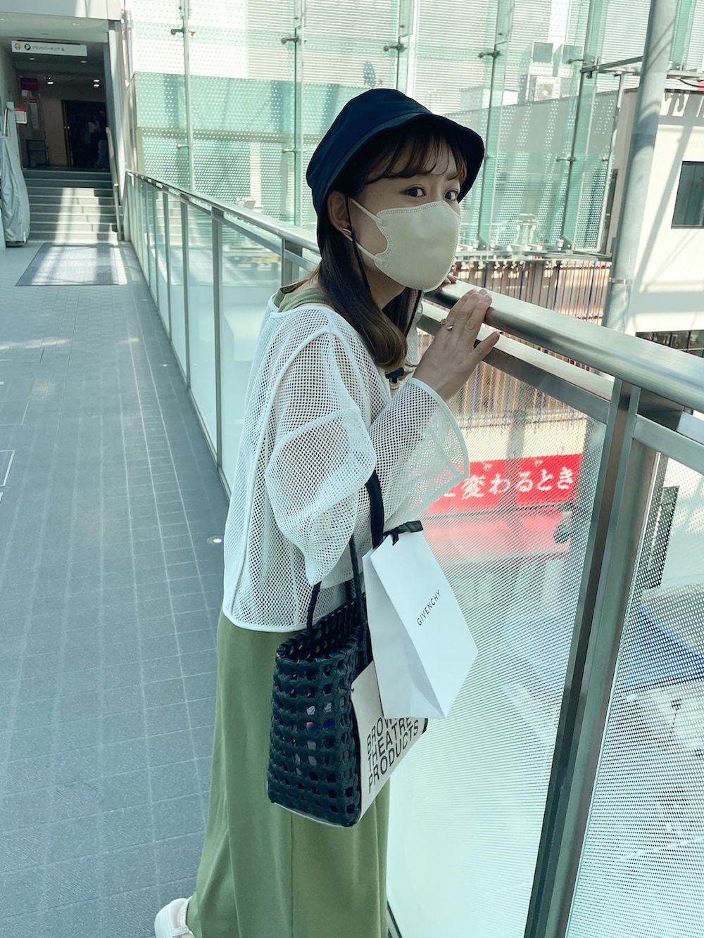 グリーン系のワンピース/ドレス、ブラック系のハンドバッグ、ホワイト系のサンダルを着用したレディースの夏コーディネートの5枚目の写真