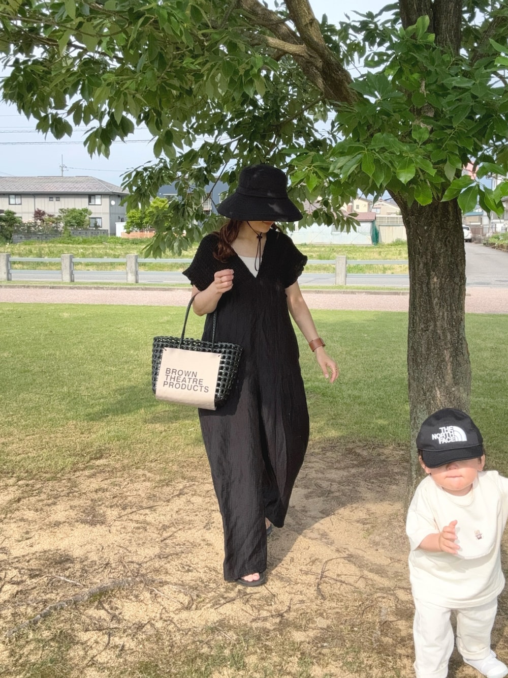 「やっぱり帽子が好き、モノトーン、サンダル、oofos、夏コーデ、オールインワン、バケットハット、大人可愛い、夏ファッション、きれいめカジュアル、かごバッグ、休日スタイル、お出かけコーデ、ブラック、プチプラ」｜「hathouseのアイテム（帽子、ブラック系）」を使った、chicchimoさん（レディース・152cm）の春コーディネートの2枚目の写真