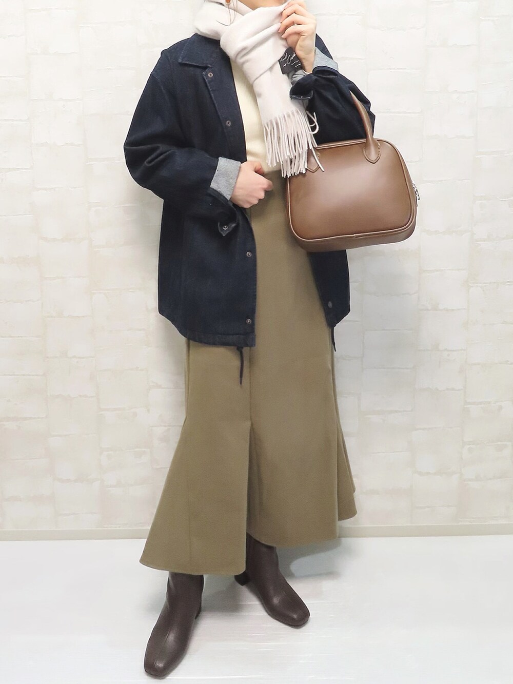 「今日のコスメと服、デニムジャケット、春先取り、タートルネック、マフラーぐるぐる、私の推しブランド、タックイン、きれいめカジュアル、プチプラ、あったかコーデ、ボストンバッグ、マーメイドスカート、オーバーサイズ、ビッグシルエット、ブーツ」|「GUのアイテム(デニムジャケット、ブルー系)」を使った、chicchimoさん(レディース・152cm)の冬コーディネートの2枚目の写真