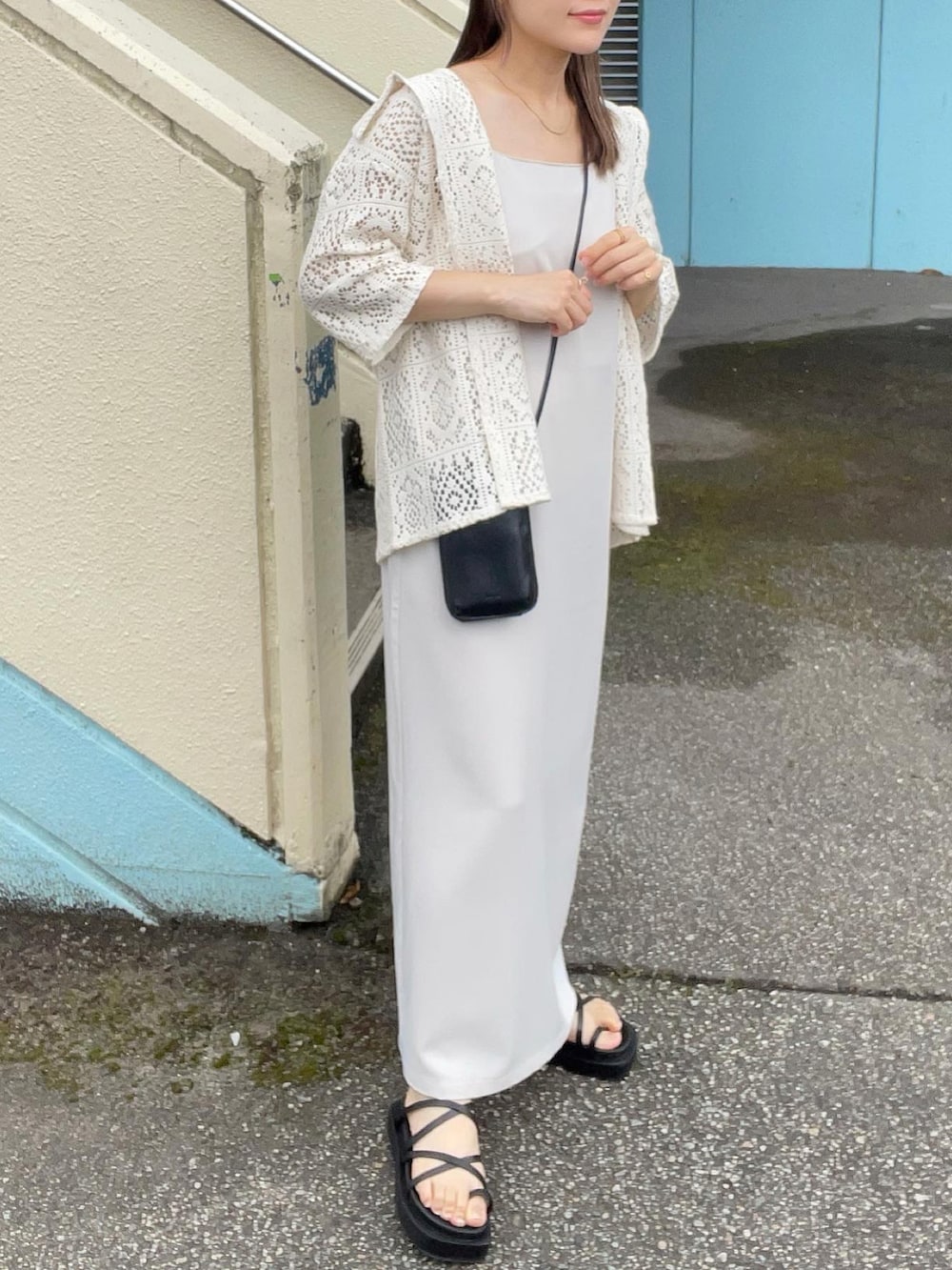 ホワイト系のシャツ/ブラウス、ホワイト系のワンピース、ブラック系のショルダーバッグを着用したレディースの夏コーディネートの3枚目の写真