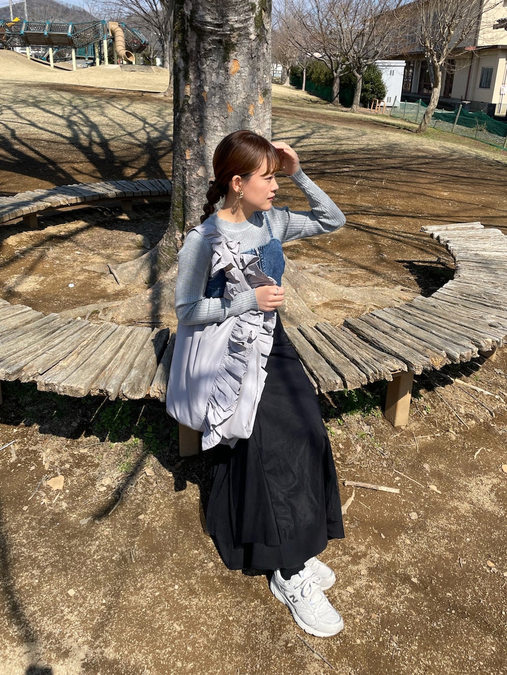「休日スタイル、レイヤードスタイル、お出かけコーデ、トートバッグ、ビスチェ、韓国ファッション、シンプルコーデ、モード、春夏コーデ、きれいめカジュアル、プチプラ、デニム、デートコーデ、スカートスタイル、スニーカー」｜「GRLのアイテム（トップス、グレー系）」を使った、chicchimoさん（骨格ナチュラル・レディース・152cm）の春コーディネートの3枚目の写真